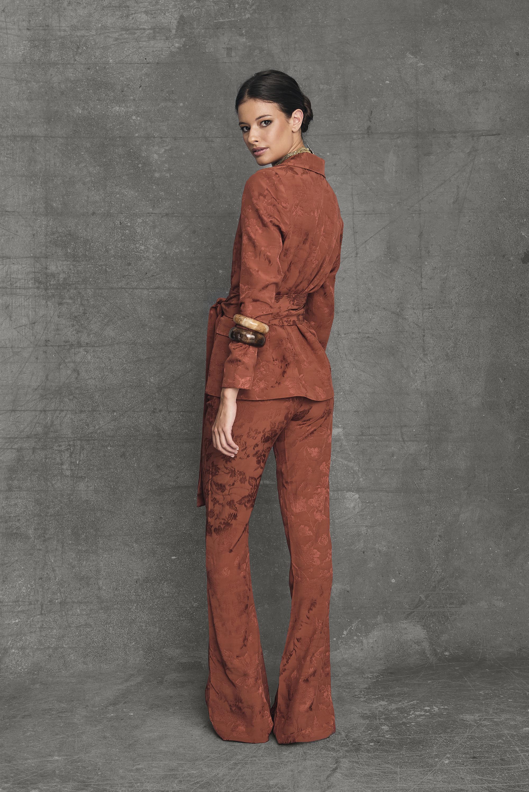 Traje Evento Chelsea Terracota Total Look Americana Blazer Blusa Pantalón Vista Completa Trasero