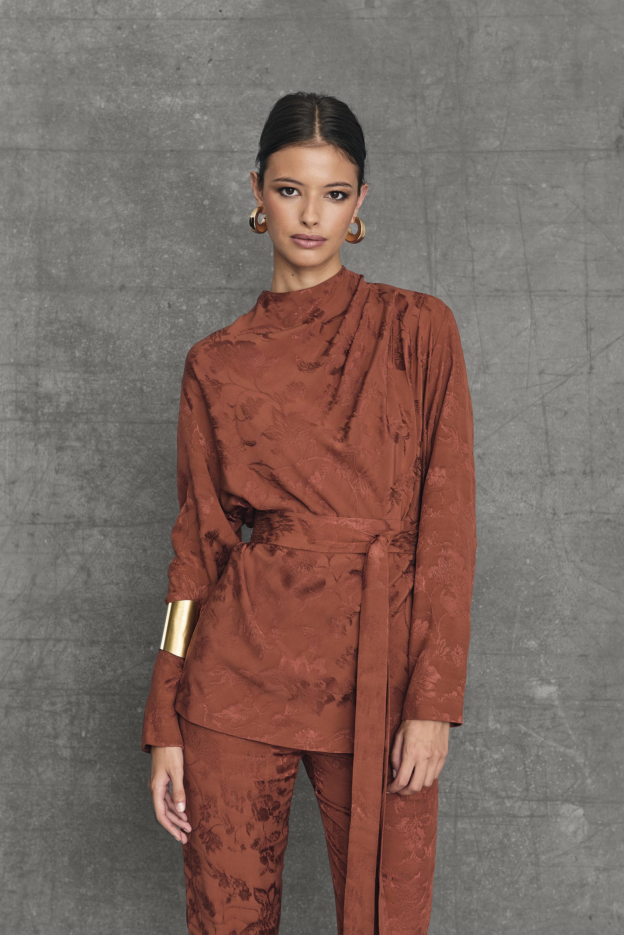 Traje Evento Chelsea Terracota
Total Look Americana Blazer Blusa Pantalón Detalle Blusa