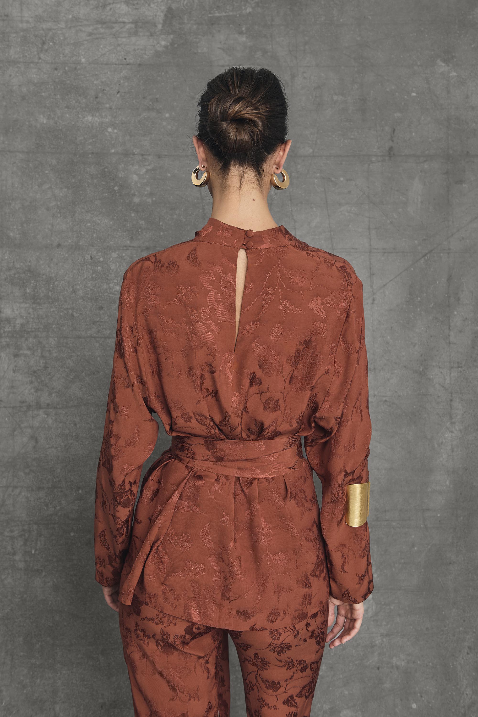Traje Evento Chelsea Terracota Total Look Americana Blazer Blusa Pantalón Detalle Blusa Espalda