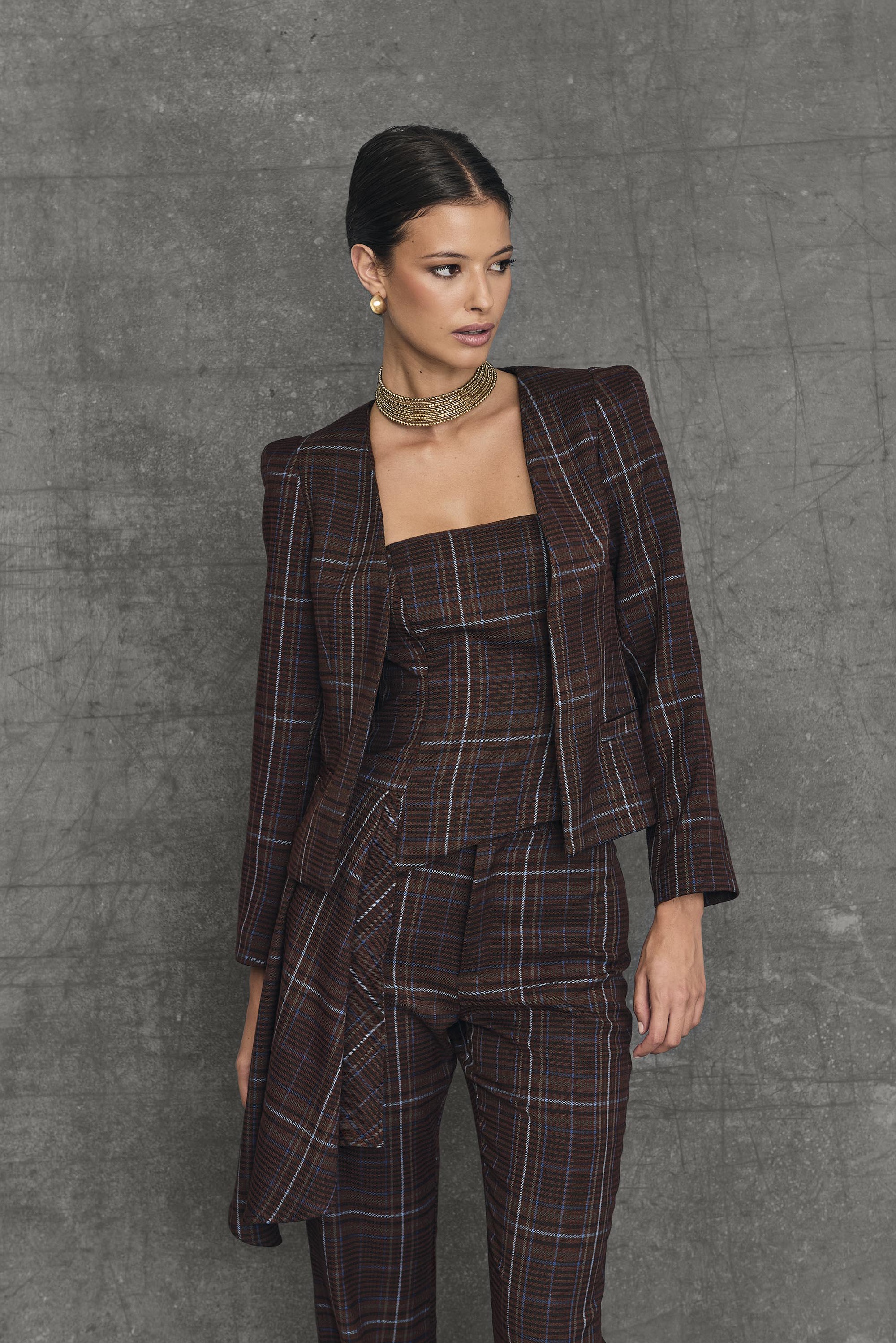 Traje Evento Oxford Estampado Glen Marrón Tres Piezas Total Look chaqueta top asimétrico pantalón detalle chaqueta