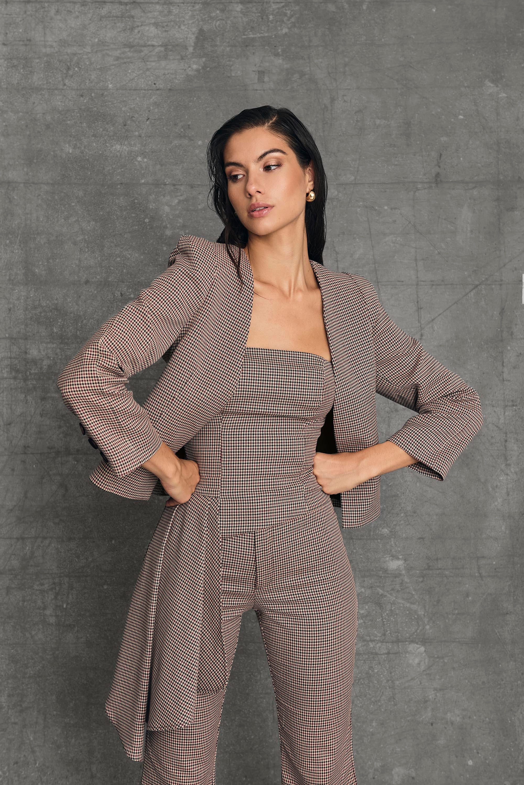 Traje Evento Oxford Vichy Marrón Tres Piezas Total Look Chaqueta Top Asimétrico pantalón vista top con chaqueta