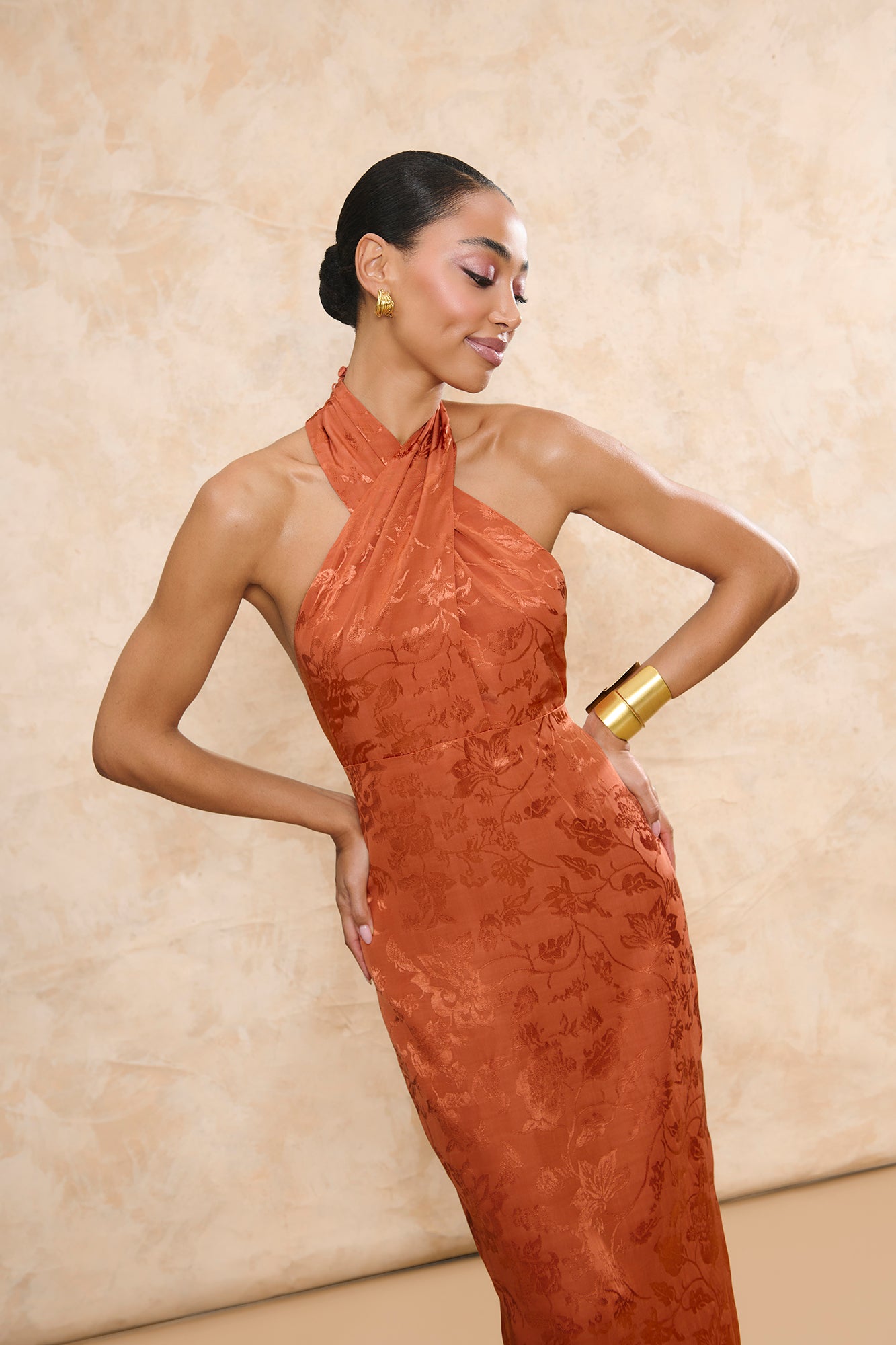 Vestido Carolina Melocotón de Miphai: vestido largo de fiesta en tejido jacquard floral con cuello halter cruzado.