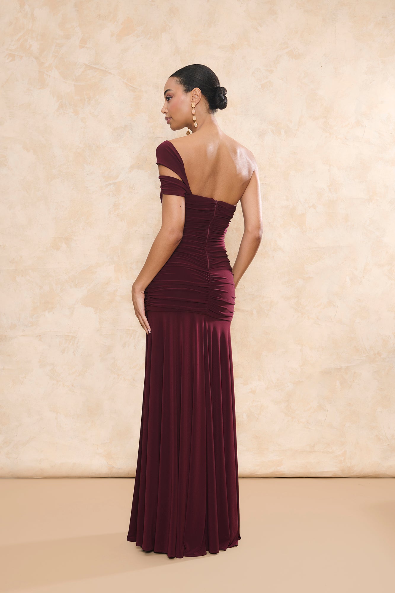 Vestido de fiesta Cumbia Berenjena con escote asimétrico y detalle drapeado Miphai