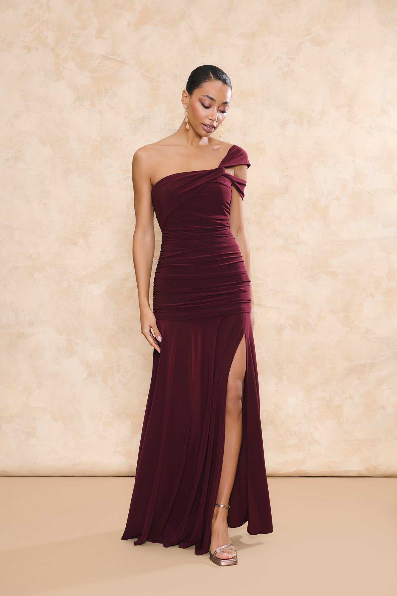 Vestido de fiesta Cumbia Berenjena con escote asimétrico y detalle drapeado Miphai