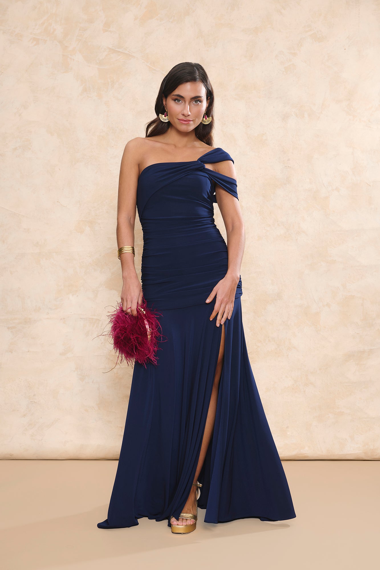 Vestido de fiesta Cumbia Azul Marino con escote asimétrico y detalle drapeado Miphai.