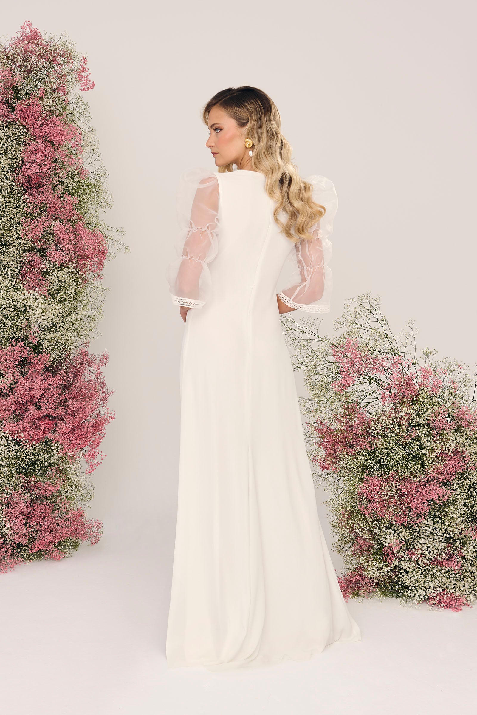 Vestido de novia Lavanda, escote en pico, mangas de organza, línea de botones frontales y abertura delantera.