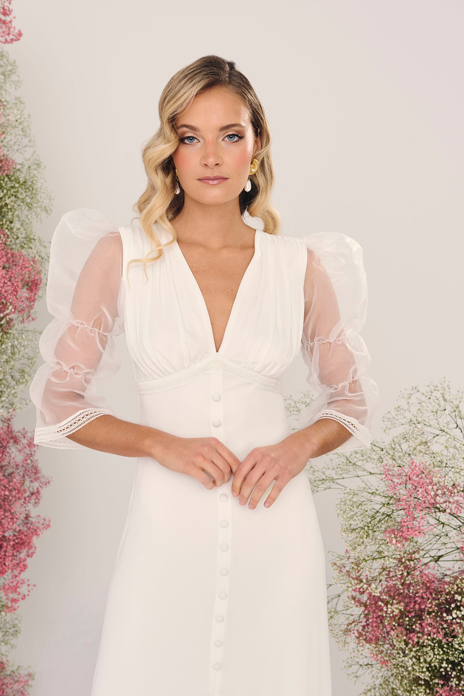 Vestido de novia Lavanda, escote en pico, mangas de organza, línea de botones frontales y abertura delantera.