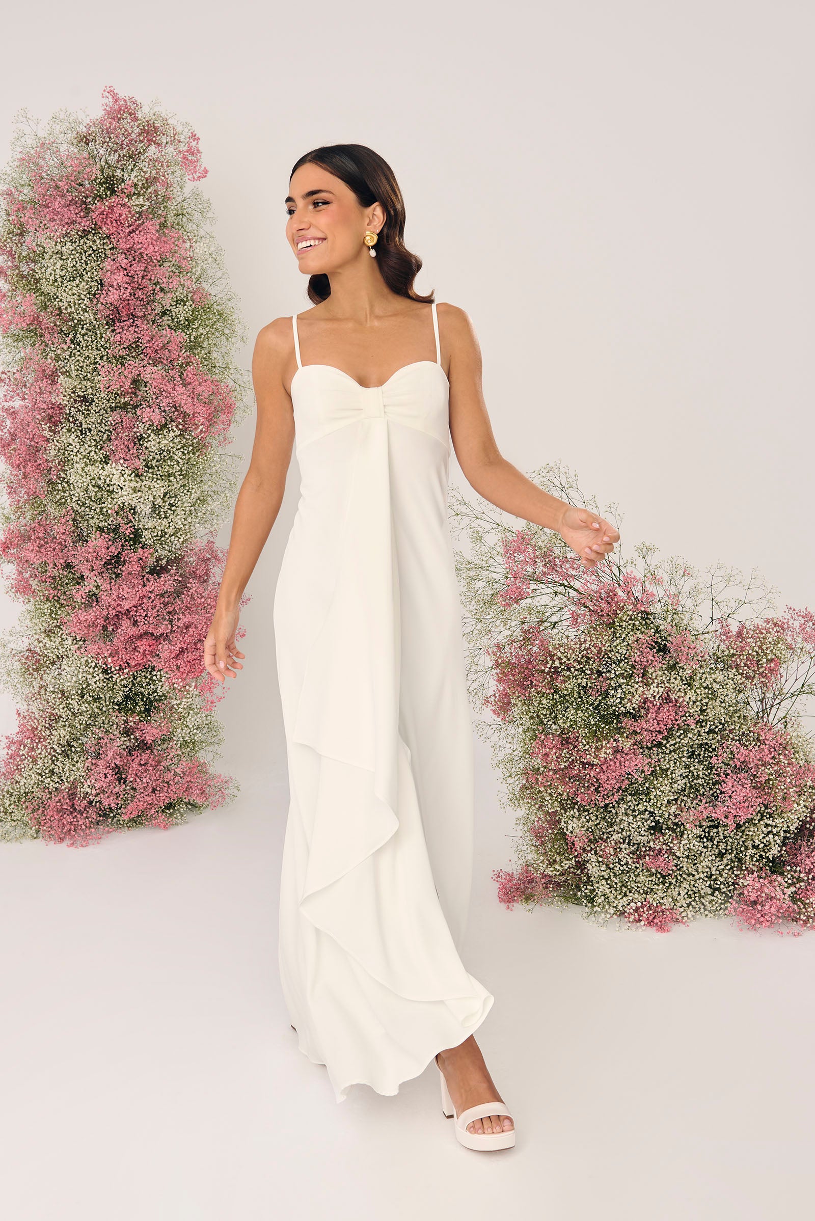 Vestido de novia Peonia en crepé satén blanco, con escote drapeado, tirantes finos y volante que cae hasta el suelo