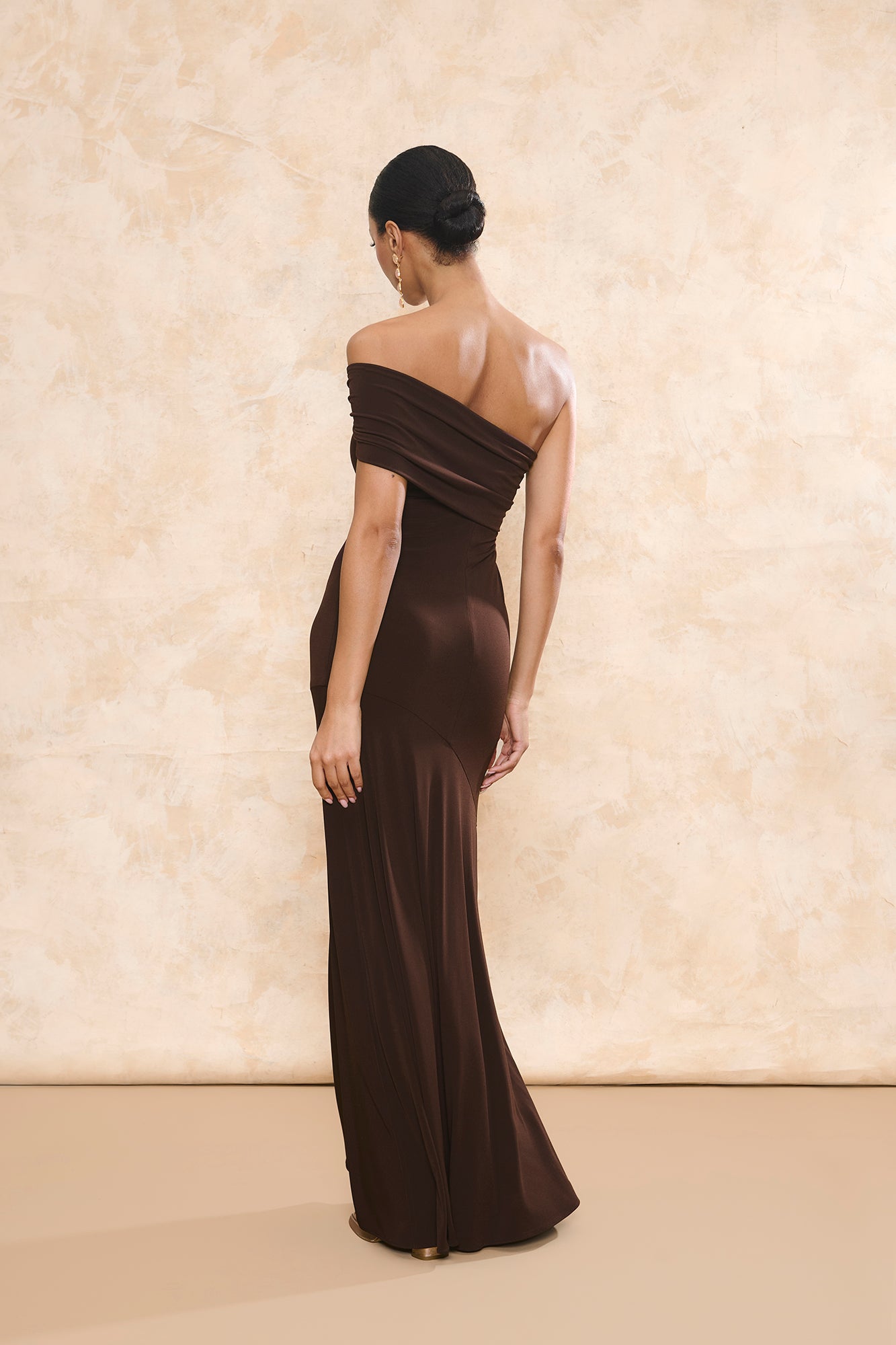 Vestido de fiesta Milano Marrón con escote asimétrico y broche dorado Miphai.