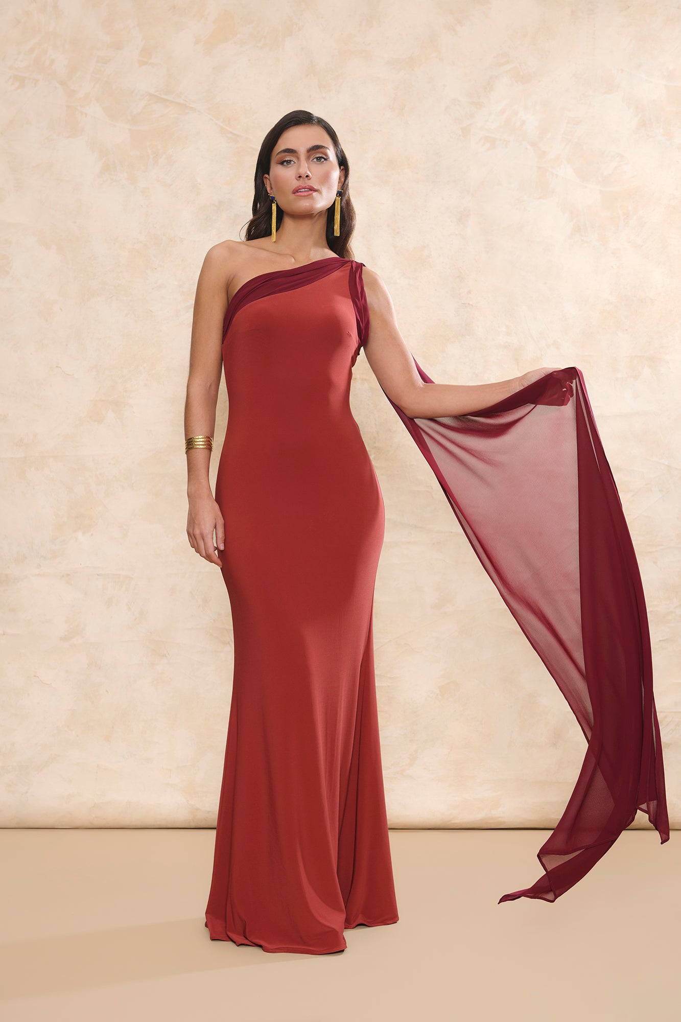 Vestido Helena Terracota de invitada con escote asimétrico y detalle de gasa lateral Miphai.