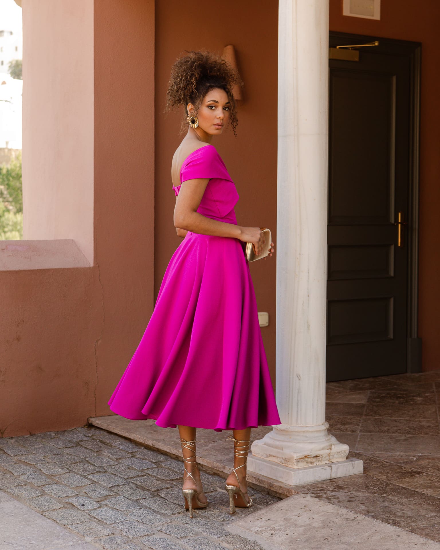 Vestido Invitada Fiesta Midi Musca Magenta Vuelo Hombros Descubiertos Espalda Vuelo