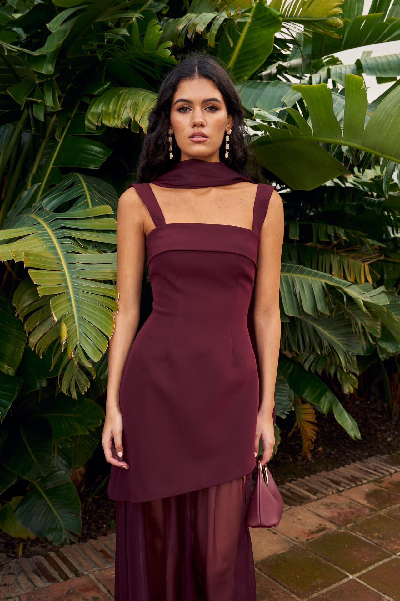 Vestido Ámbar Granate, ideal para las más atrevidas. Con falda acampanada, gasa vaporosa y escote cuadrado