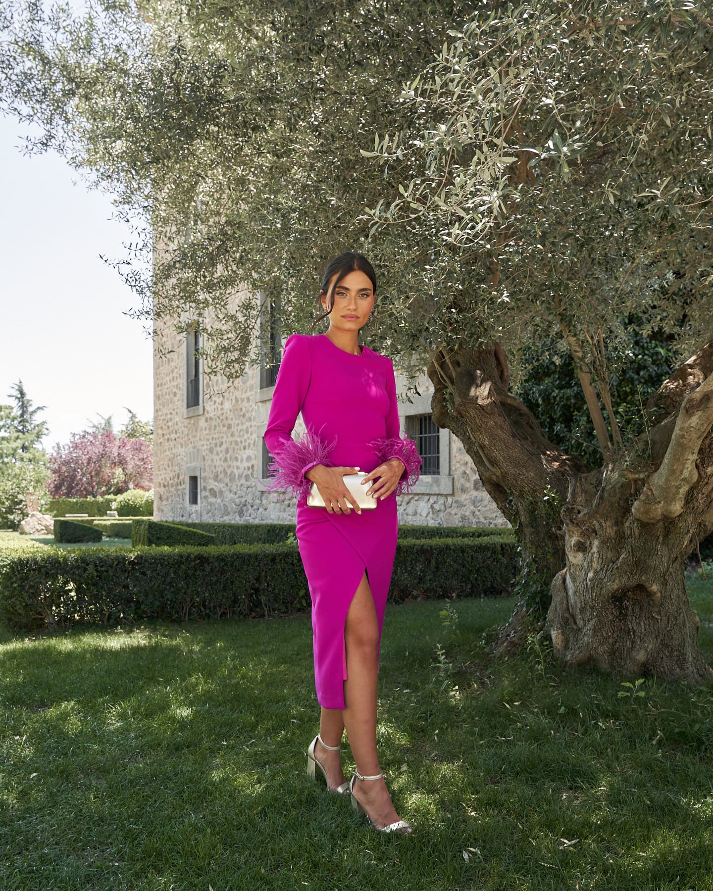 Vestido Carmen Buganvilla Invitada Manga Larga con Plumas Midi Invitada Eventos Fiesta Frente 3