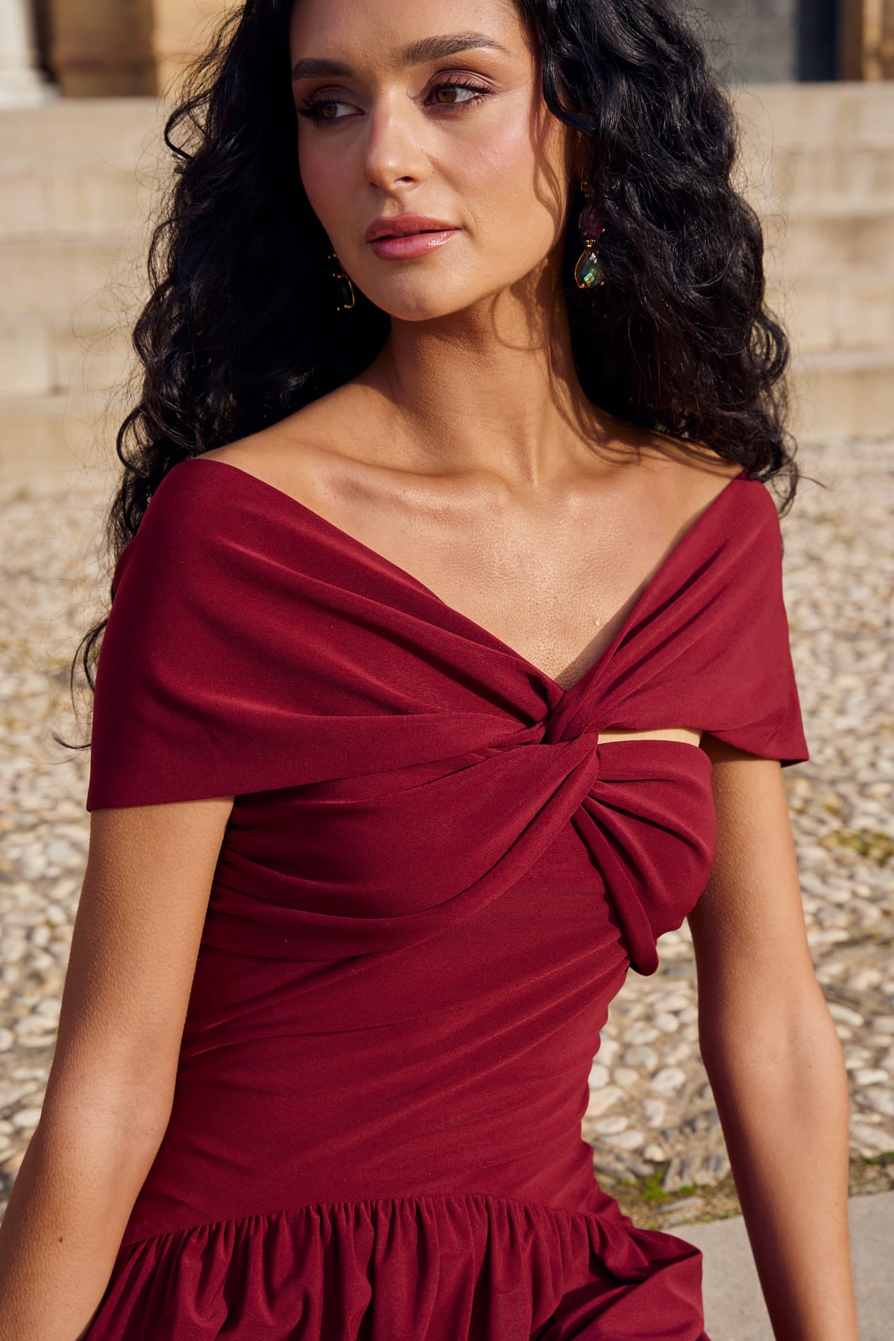 Vestido Cayetana Midi en punto de seda granate, con escote palabra de honor y corte asimétrico.