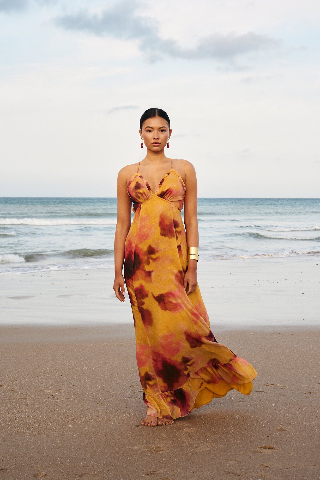 Vestido Dana Largo en gasa brillante con estampado acuarelado. Escote en V, espalda cruzada y volante