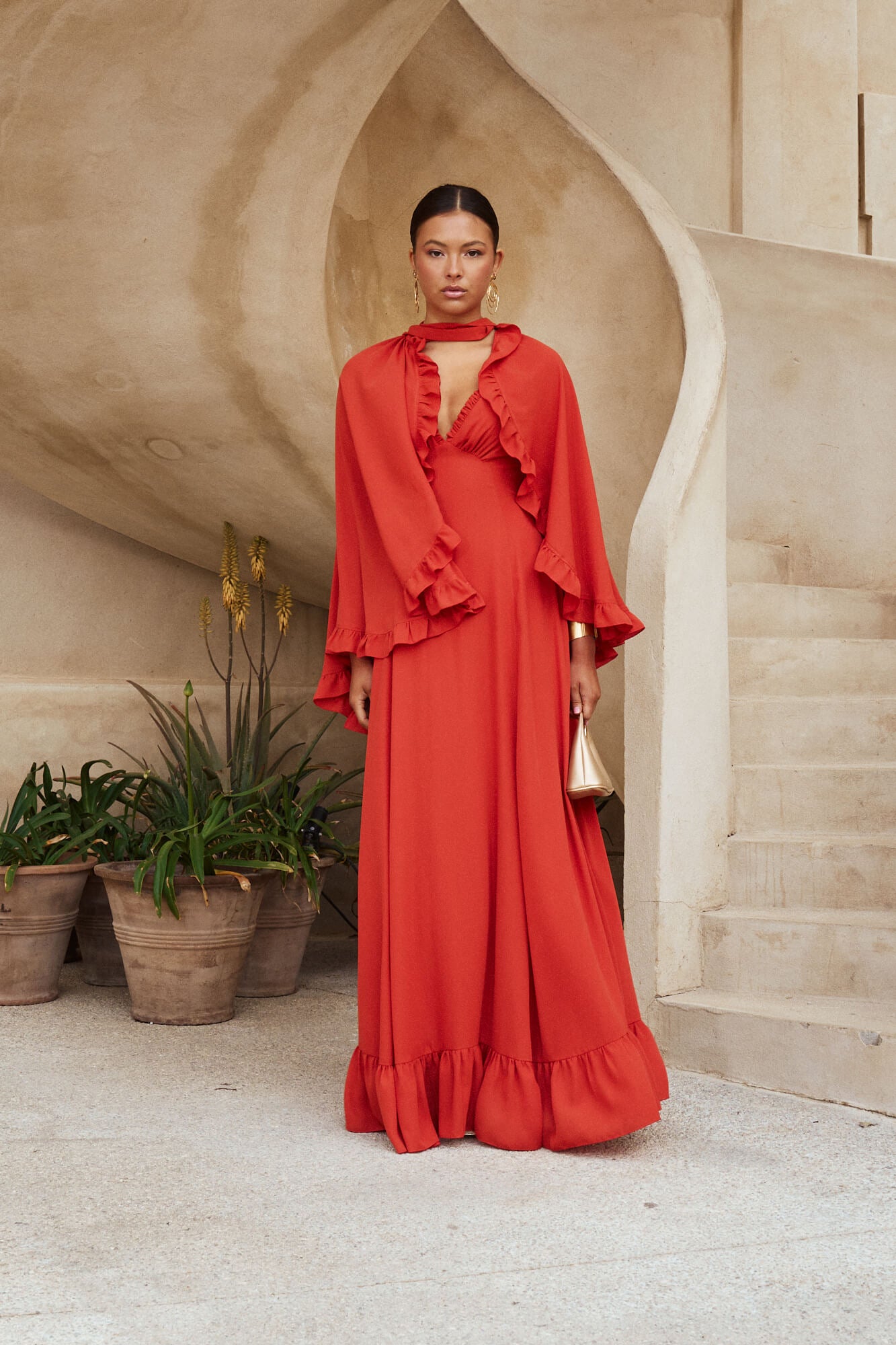 Descubre el Vestido Dana Largo en color caldera, con escote en V, espalda cruzada y volante.