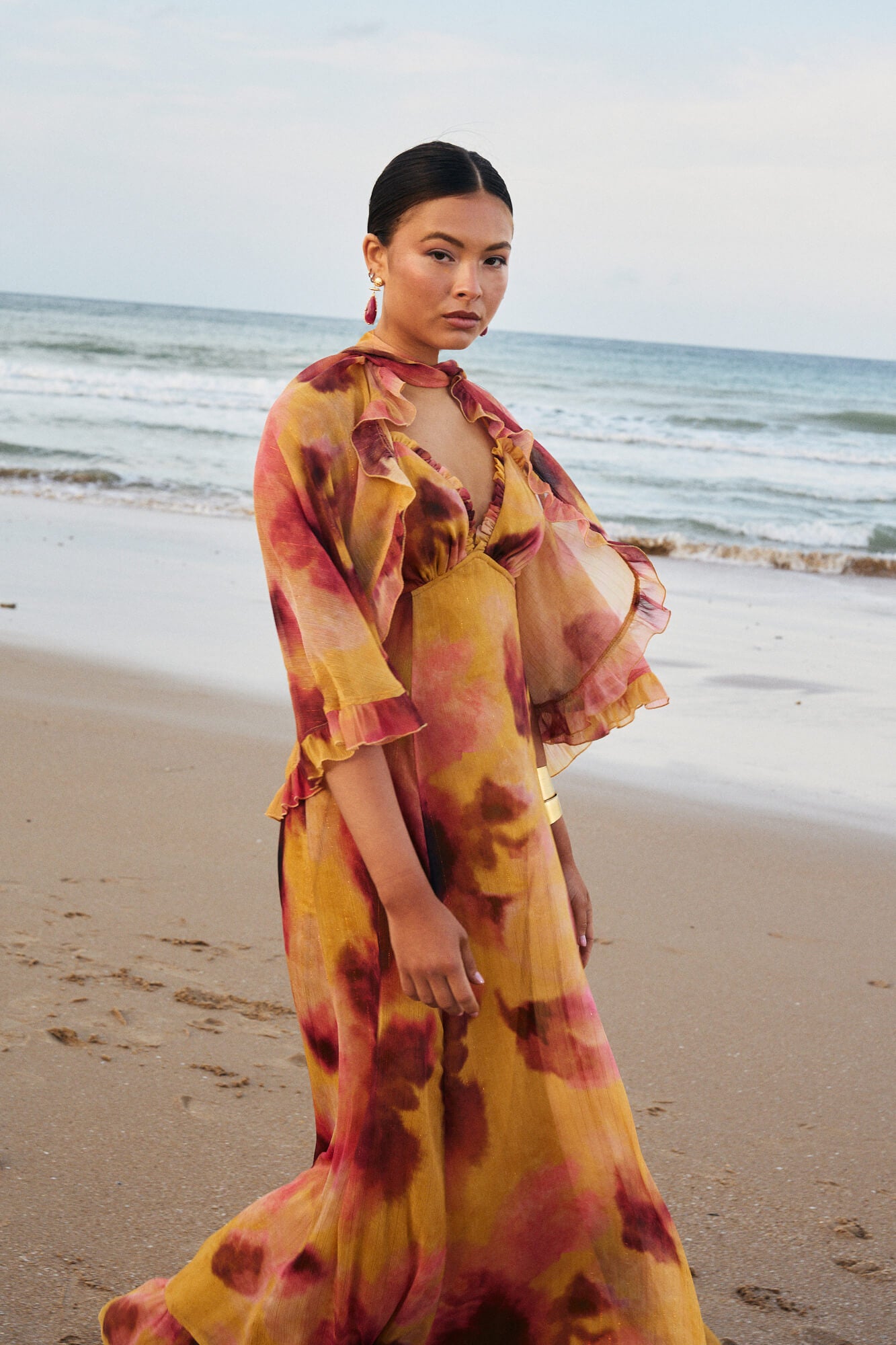 Vestido Dana Largo en gasa brillante con estampado acuarelado. Escote en V, espalda cruzada y volante