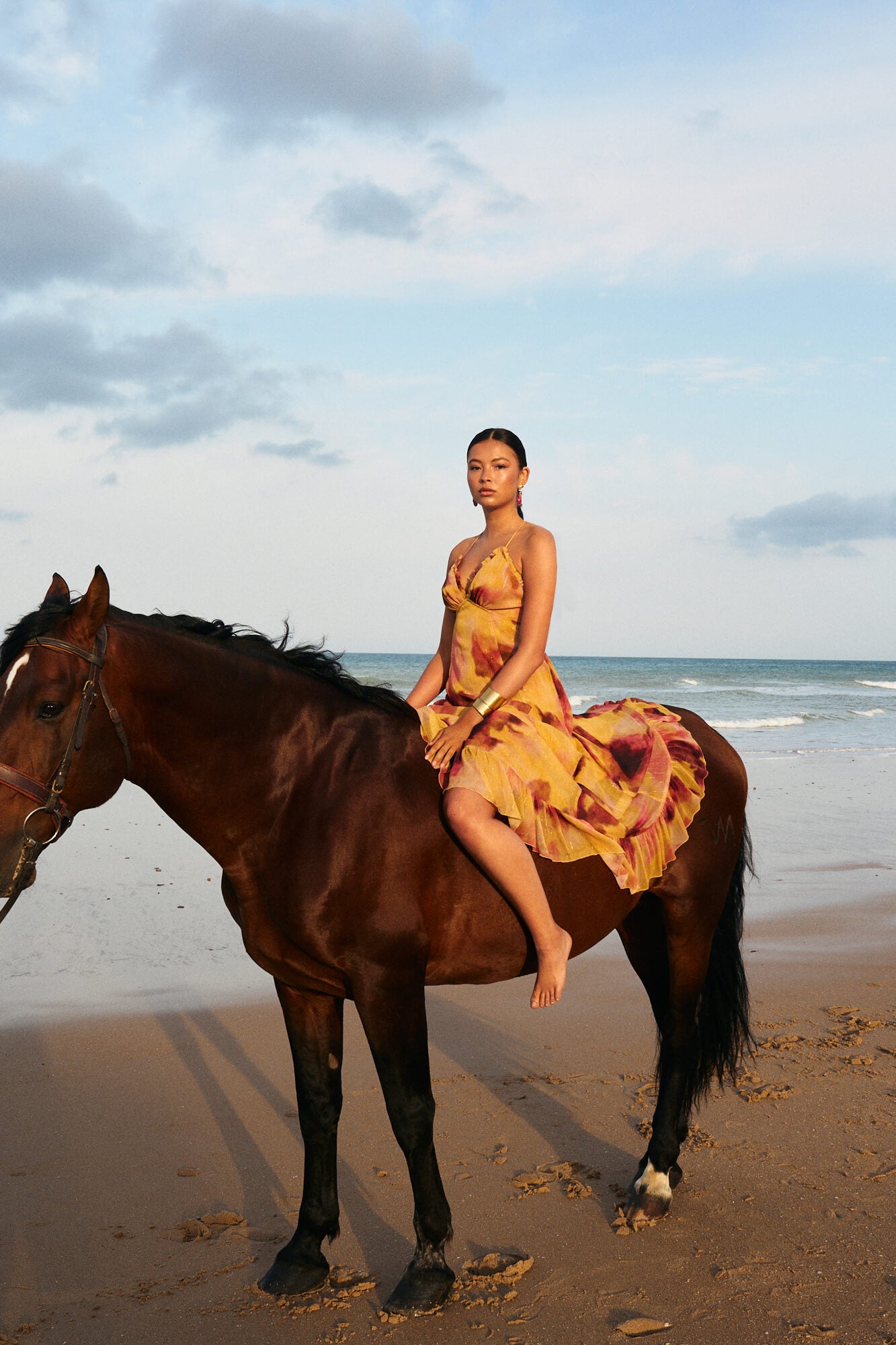 Vestido Dana Largo en gasa brillante con estampado acuarelado. Escote en V, espalda cruzada y volante