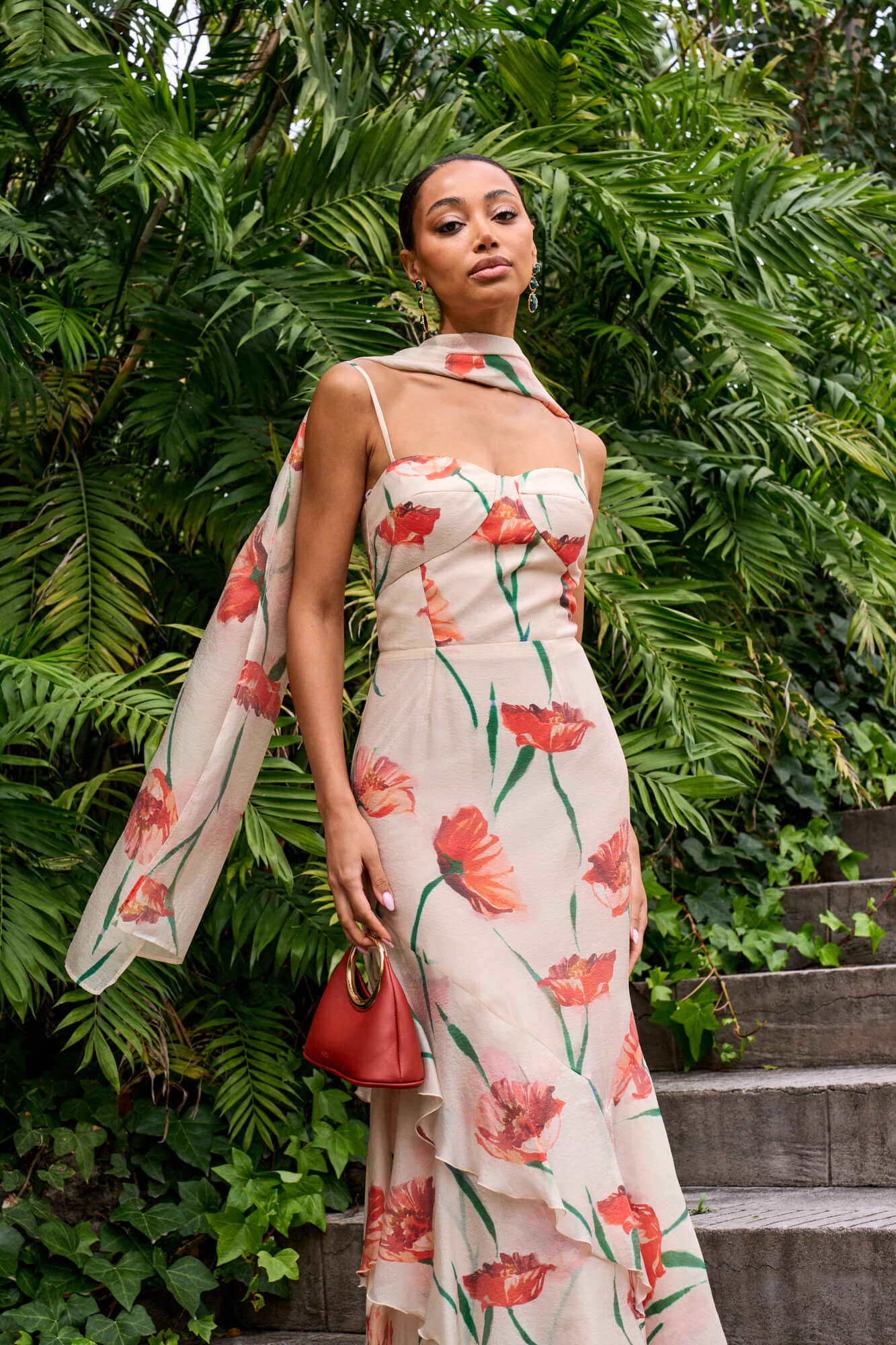 Vestido Georgina en gasa viscosa con estampado floral. Escote corset, volantes y chal multiposición