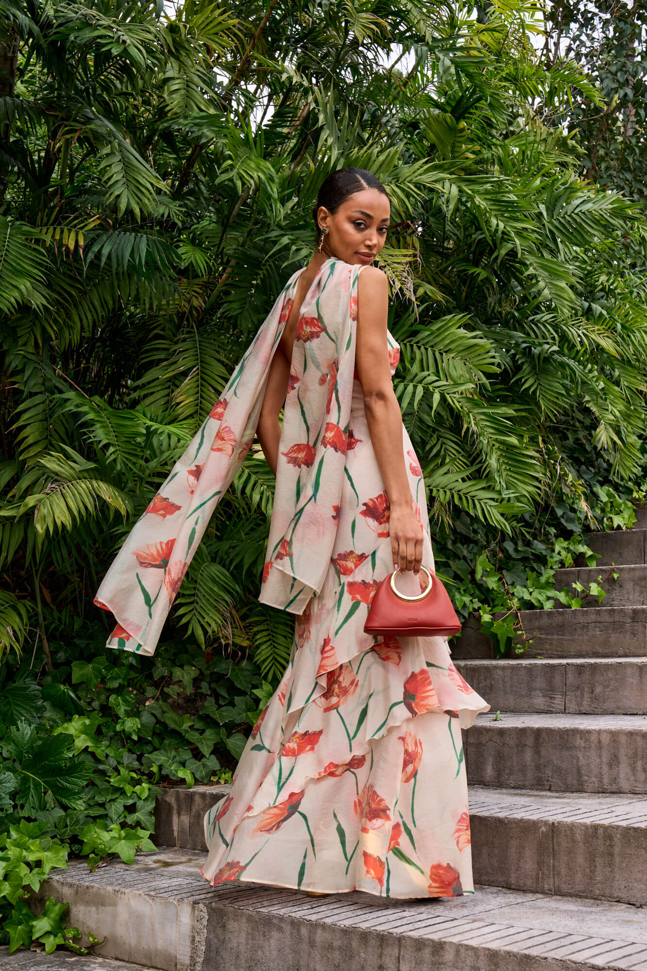 Vestido Georgina en gasa viscosa con estampado floral. Escote corset, volantes y chal multiposición