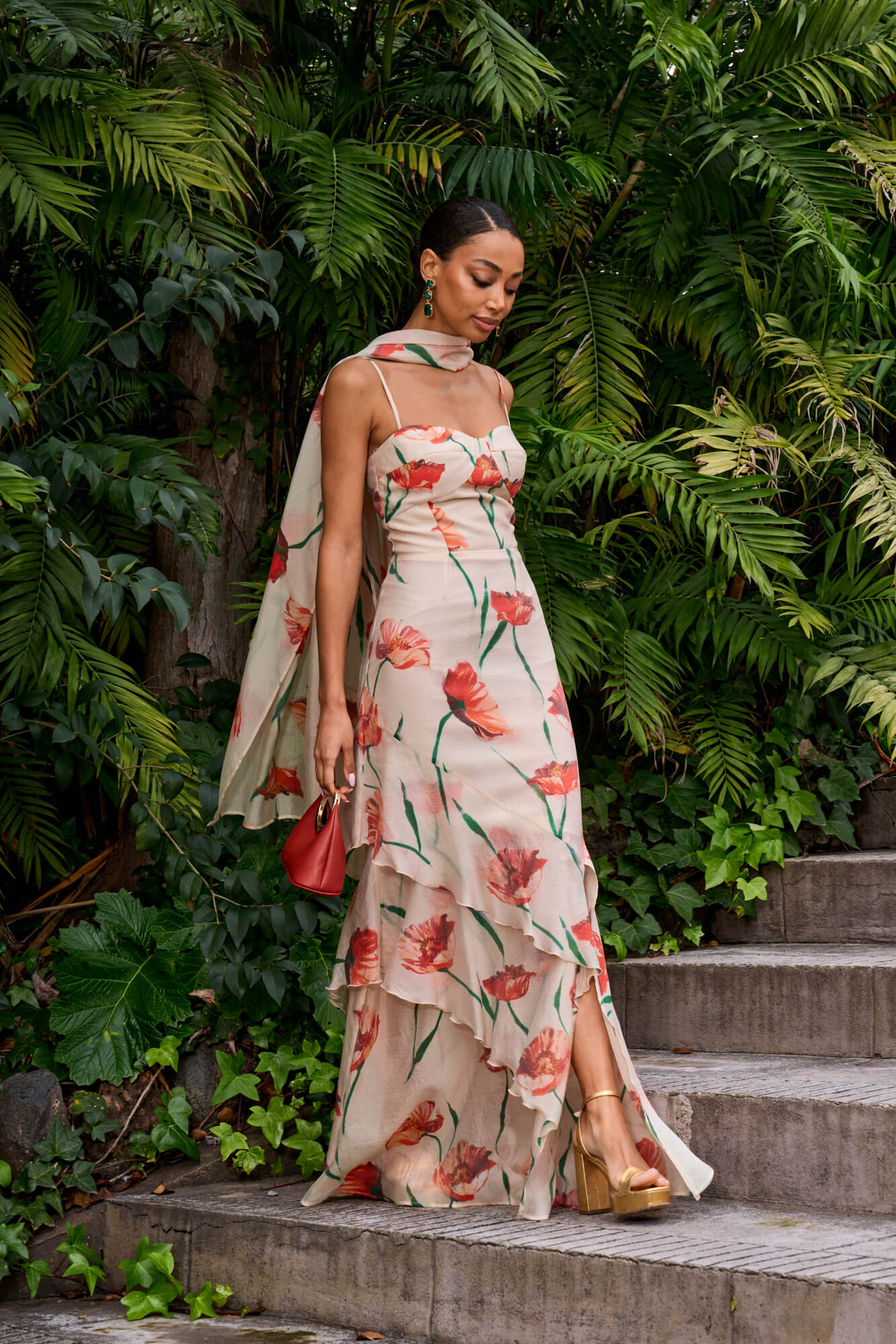 Vestido Georgina en gasa viscosa con estampado floral. Escote corset, volantes y chal multiposición