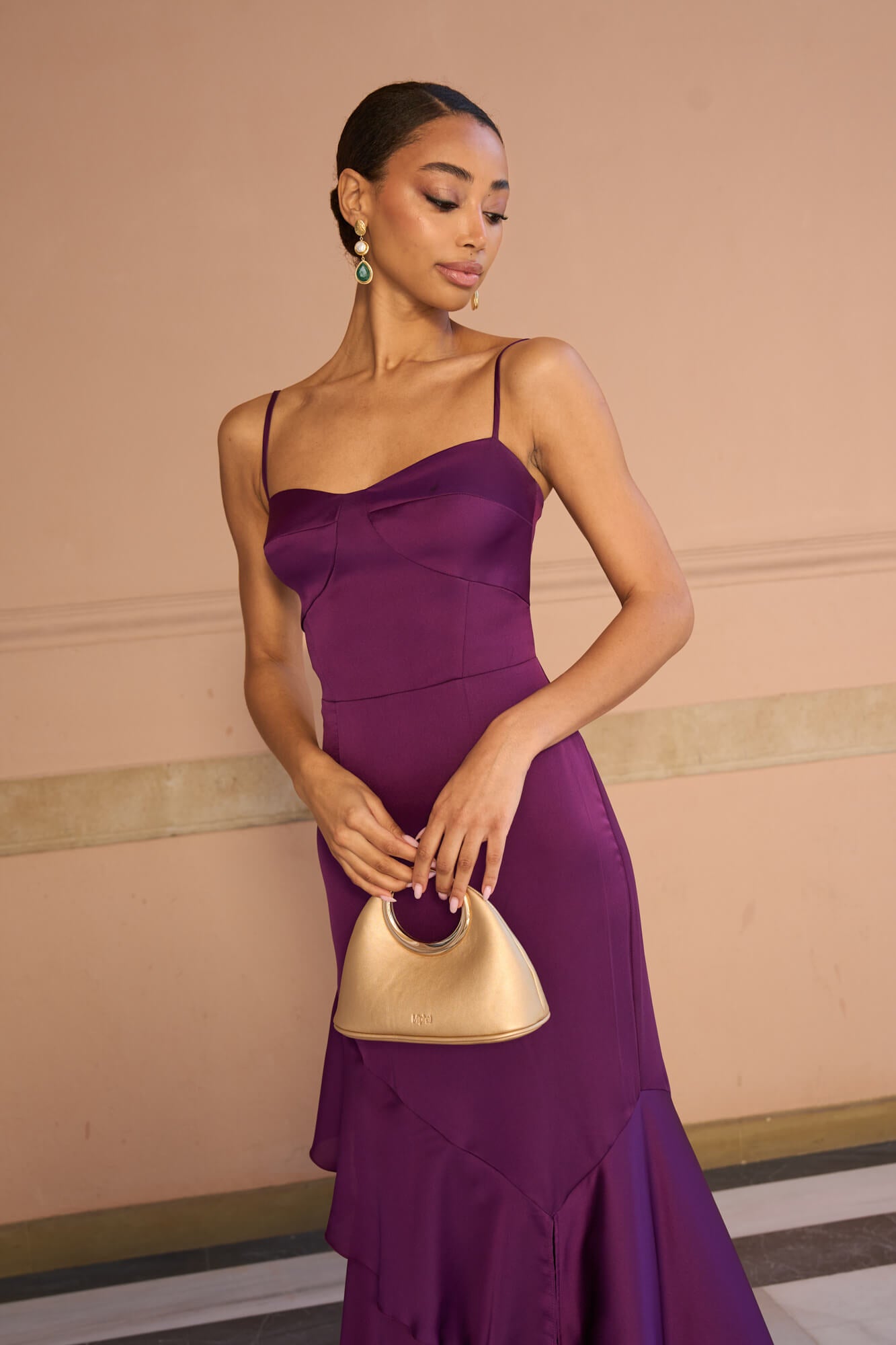 Vestido Georgina en raso morado con escote corset, tirantes finos y falda de volantes con abertura