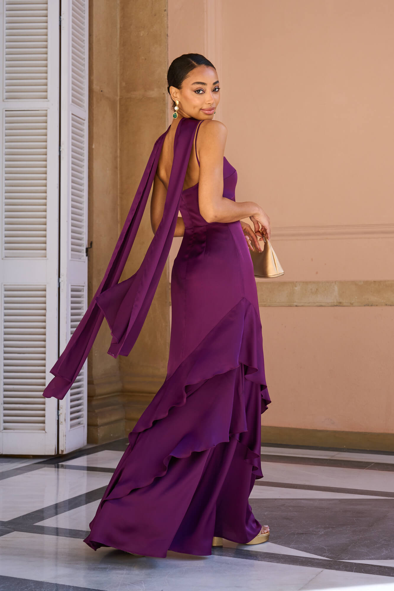 Vestido Georgina en raso morado con escote corset, tirantes finos y falda de volantes con abertura