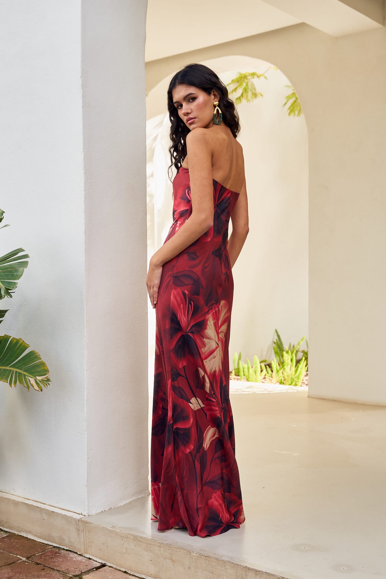 Vestido Habanna Rojo, confeccionado en viscosa con escote palabra de honor y corte évase.