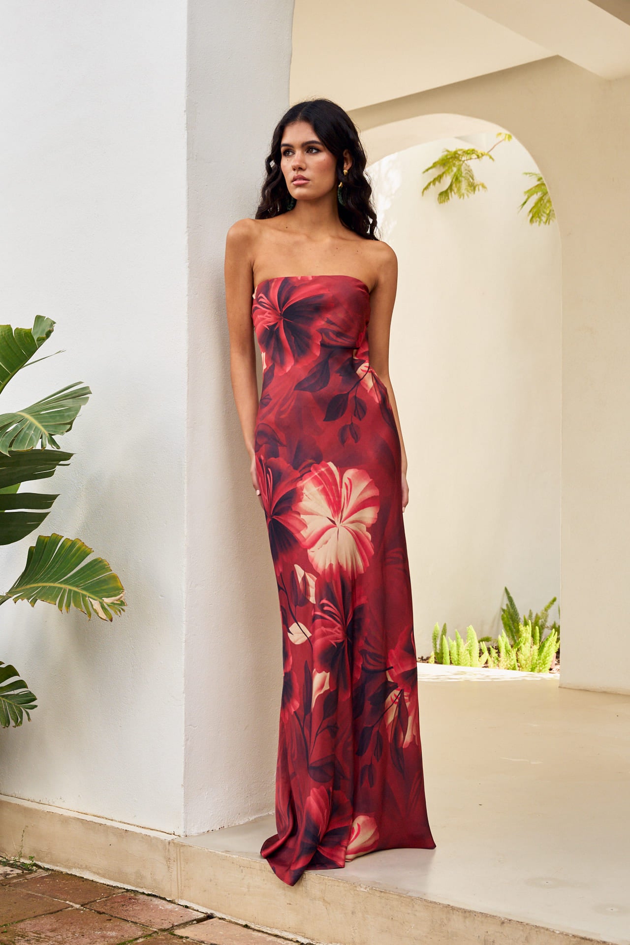 Vestido Habanna Rojo, confeccionado en viscosa con escote palabra de honor y corte évase.