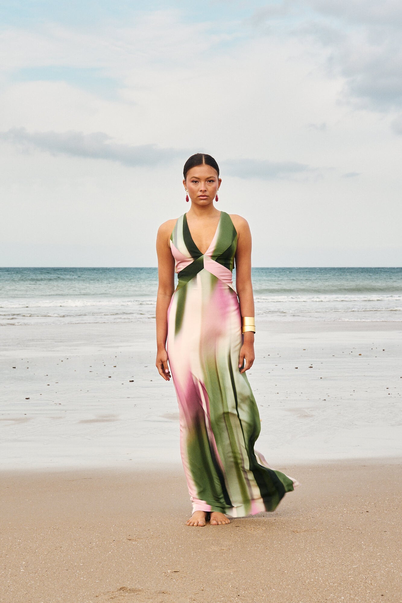 Vestido Largo Lina en raso estampado en tonos verdosos y lilas con escote en pico, espalda cruzada y falda fluida