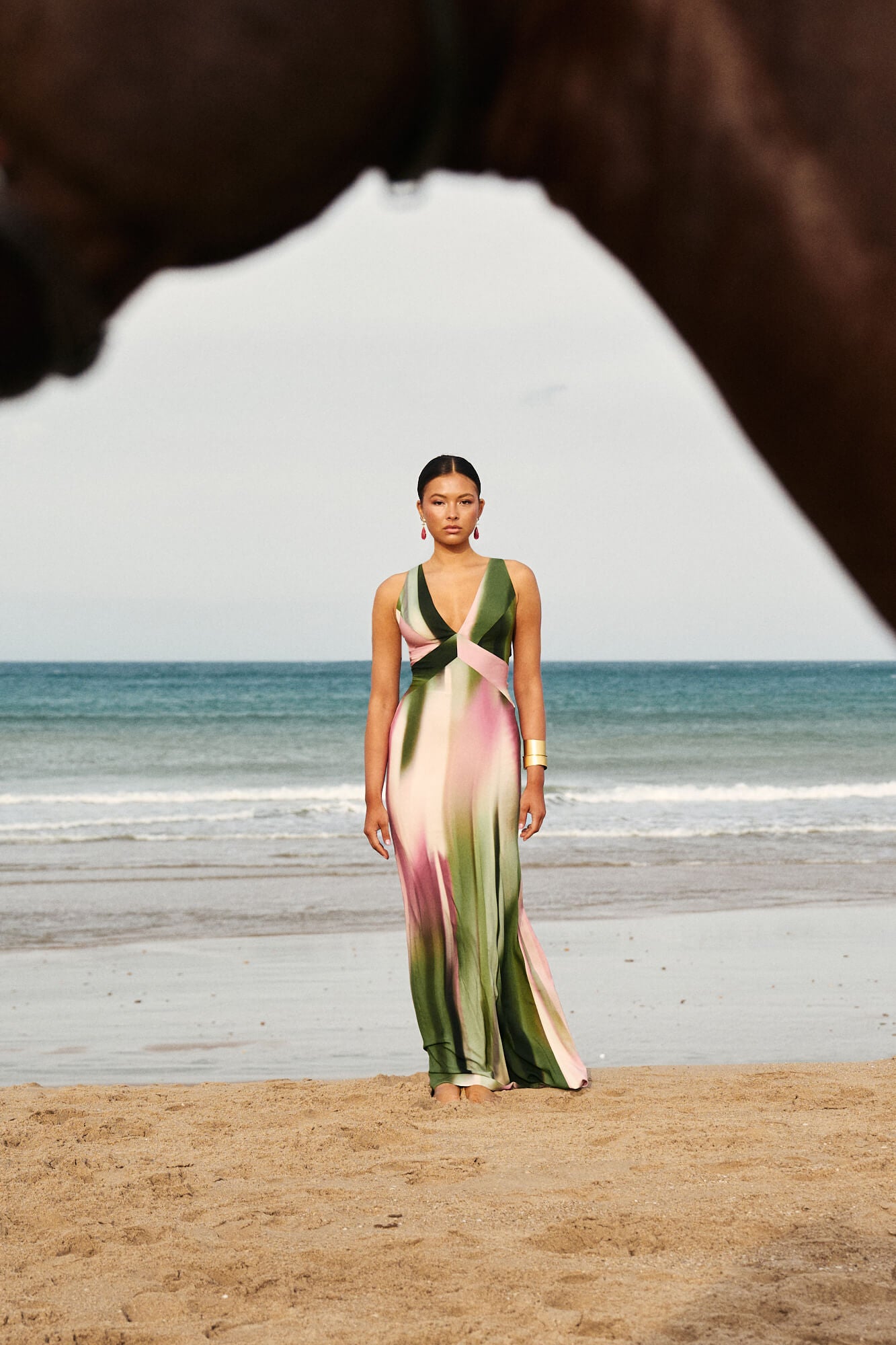 Vestido Largo Lina en raso estampado en tonos verdosos y lilas con escote en pico, espalda cruzada y falda fluida