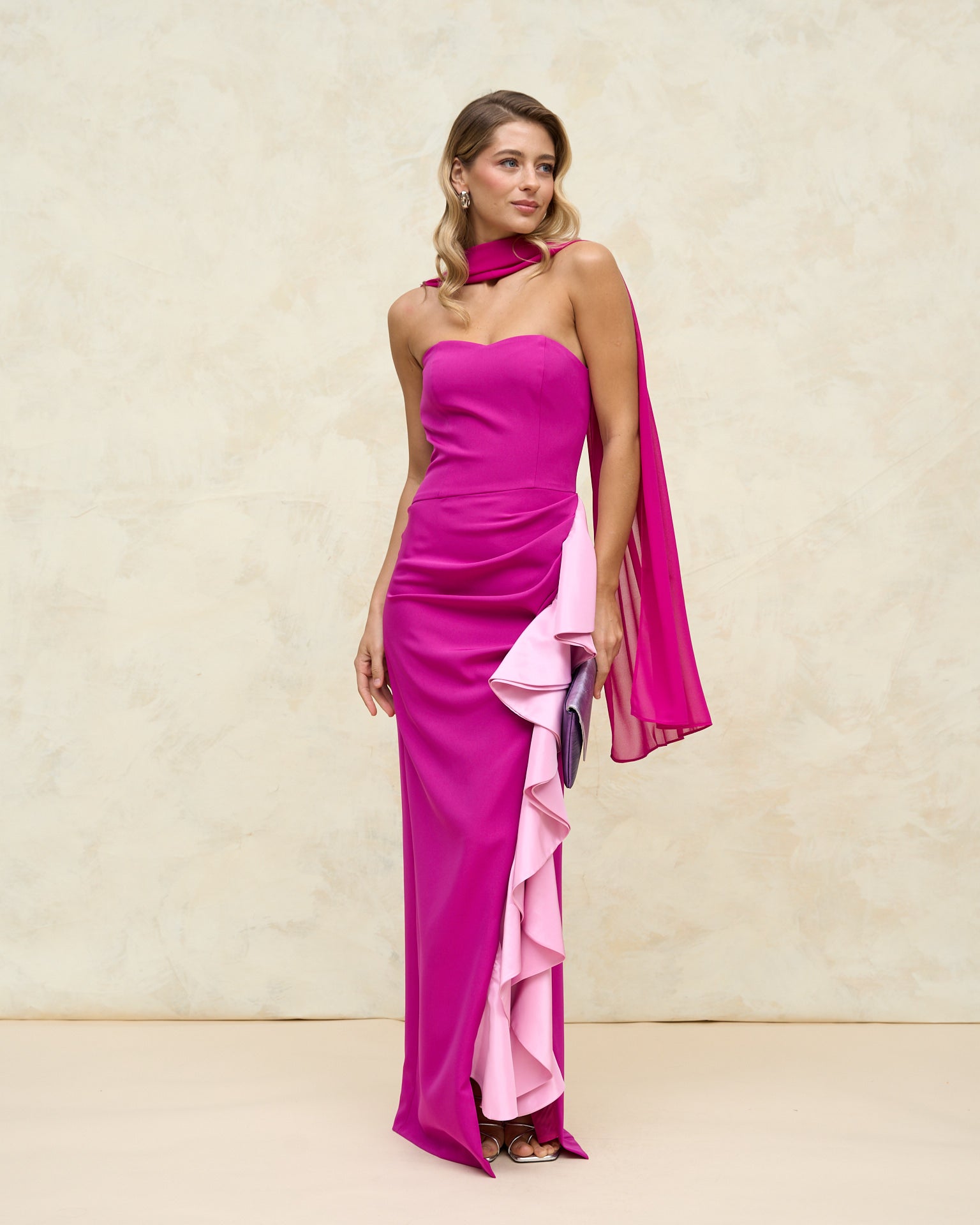 Vestido Macarena Invitada Palabra de Honor Volante Lateral rosa abertura lateral Miphai