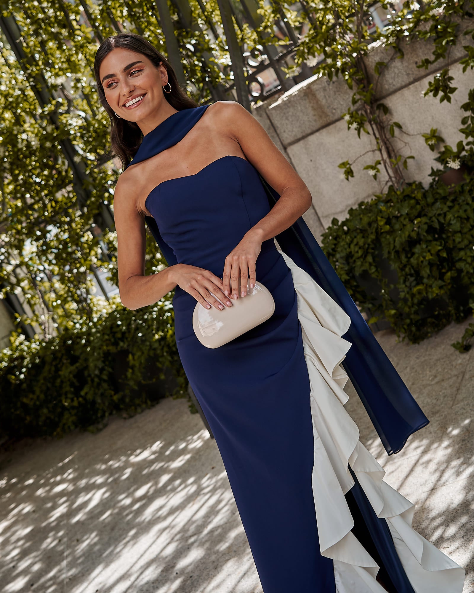 Vestido Macarena Marino Eventos Invitada Palabra de Honor Volante Lateral Blanco Miphai Posando