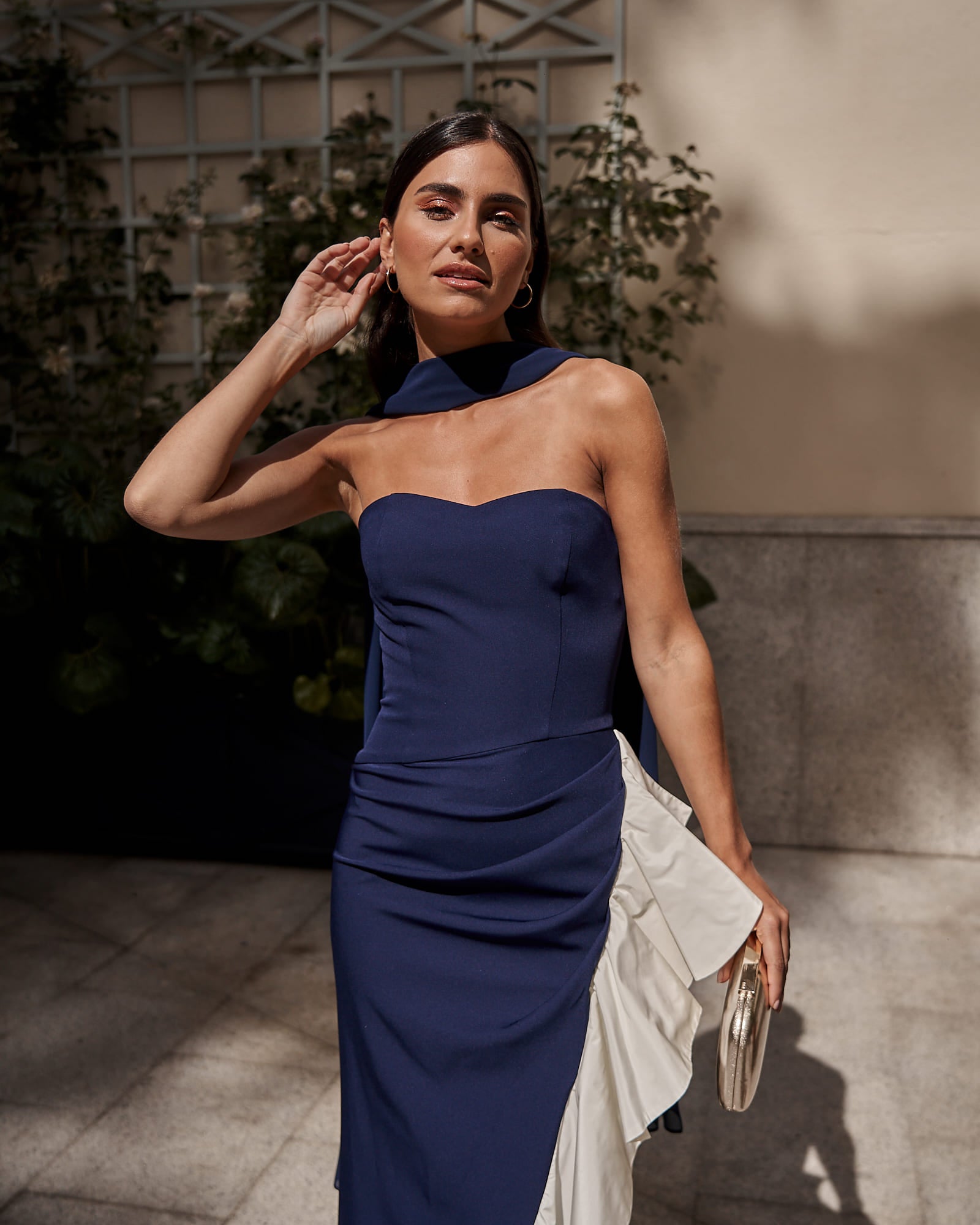 Vestido Macarena Marino Eventos Invitada Palabra de Honor Volante Lateral Blanco. Miphai