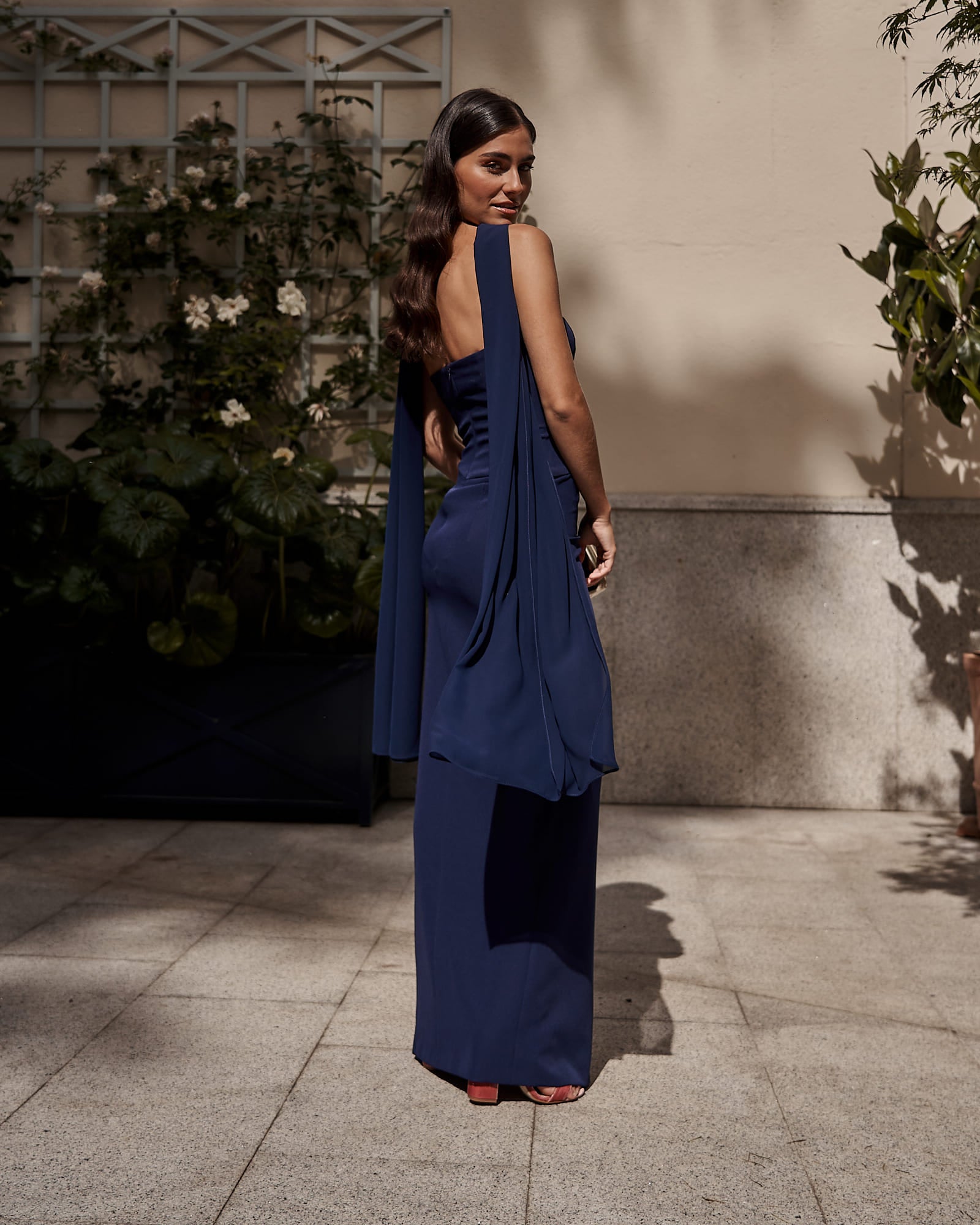 Vestido Macarena Marino Eventos Invitada Palabra de Honor Volante Lateral Blanco Miphai Espalda