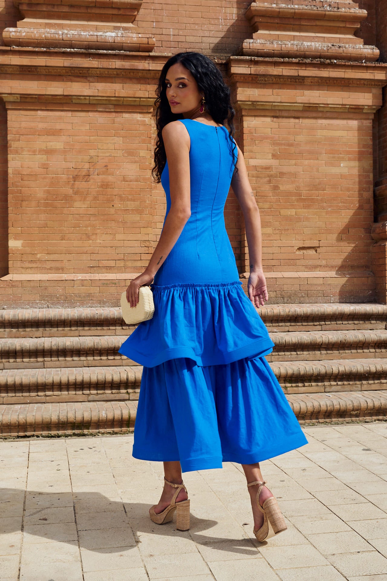 Vestido Midi Alma en lino azul eléctrico, con volantes fruncidos, escote cuadrado y cremallera invisible