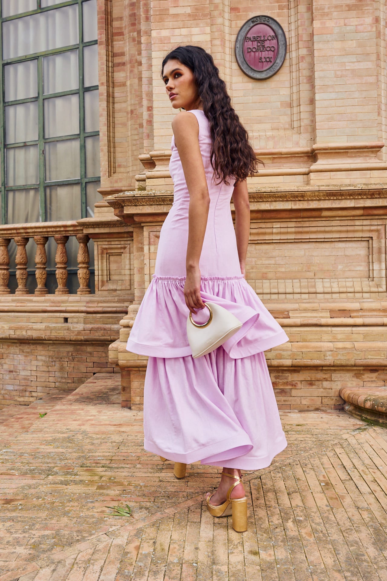 Vestido Midi Alma en lino lila, con volantes fruncidos, escote cuadrado y cremallera invisible.