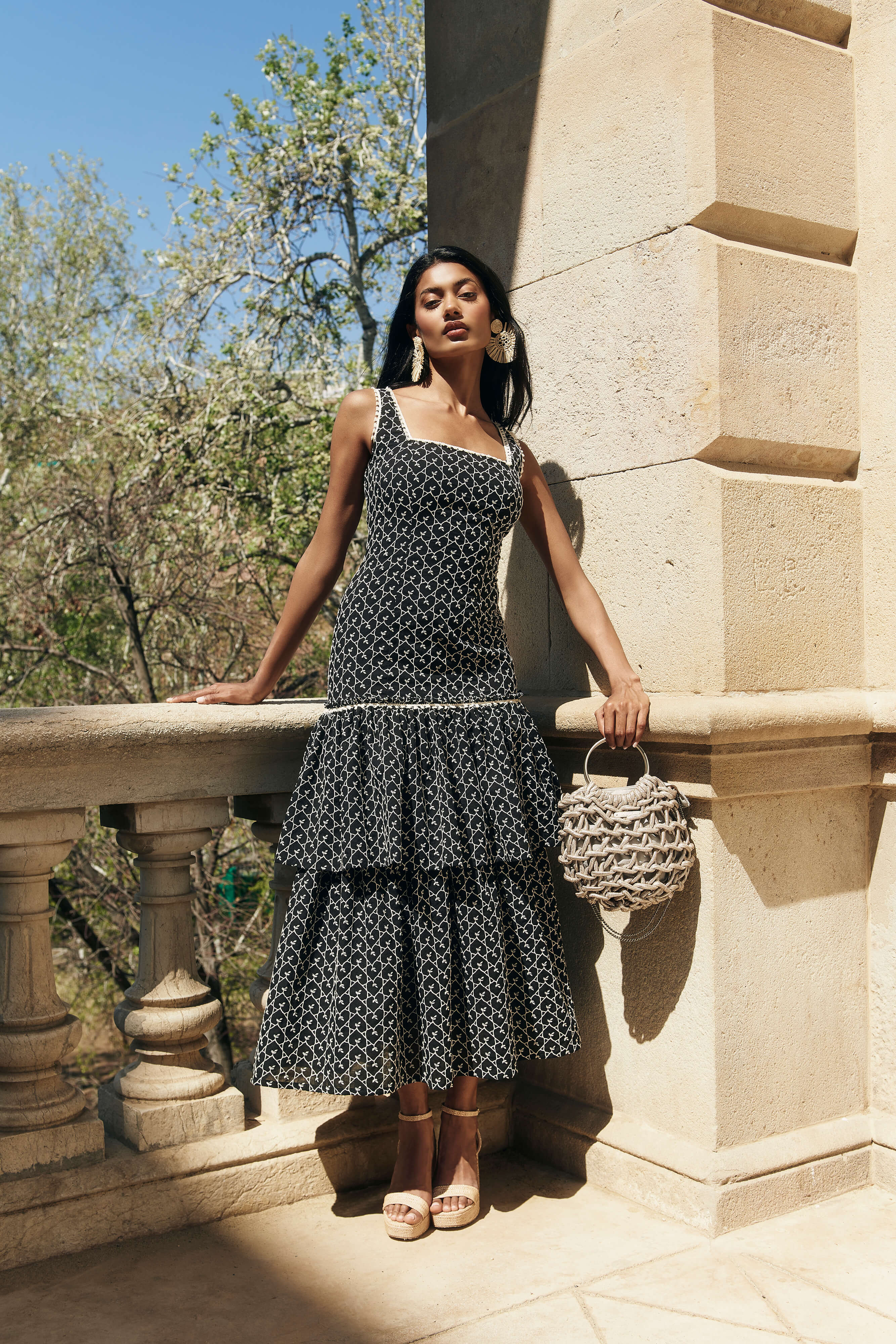 Vestido Midi Alma en estampado negro y blanco, de algodón. Escote cuadrado, volantes