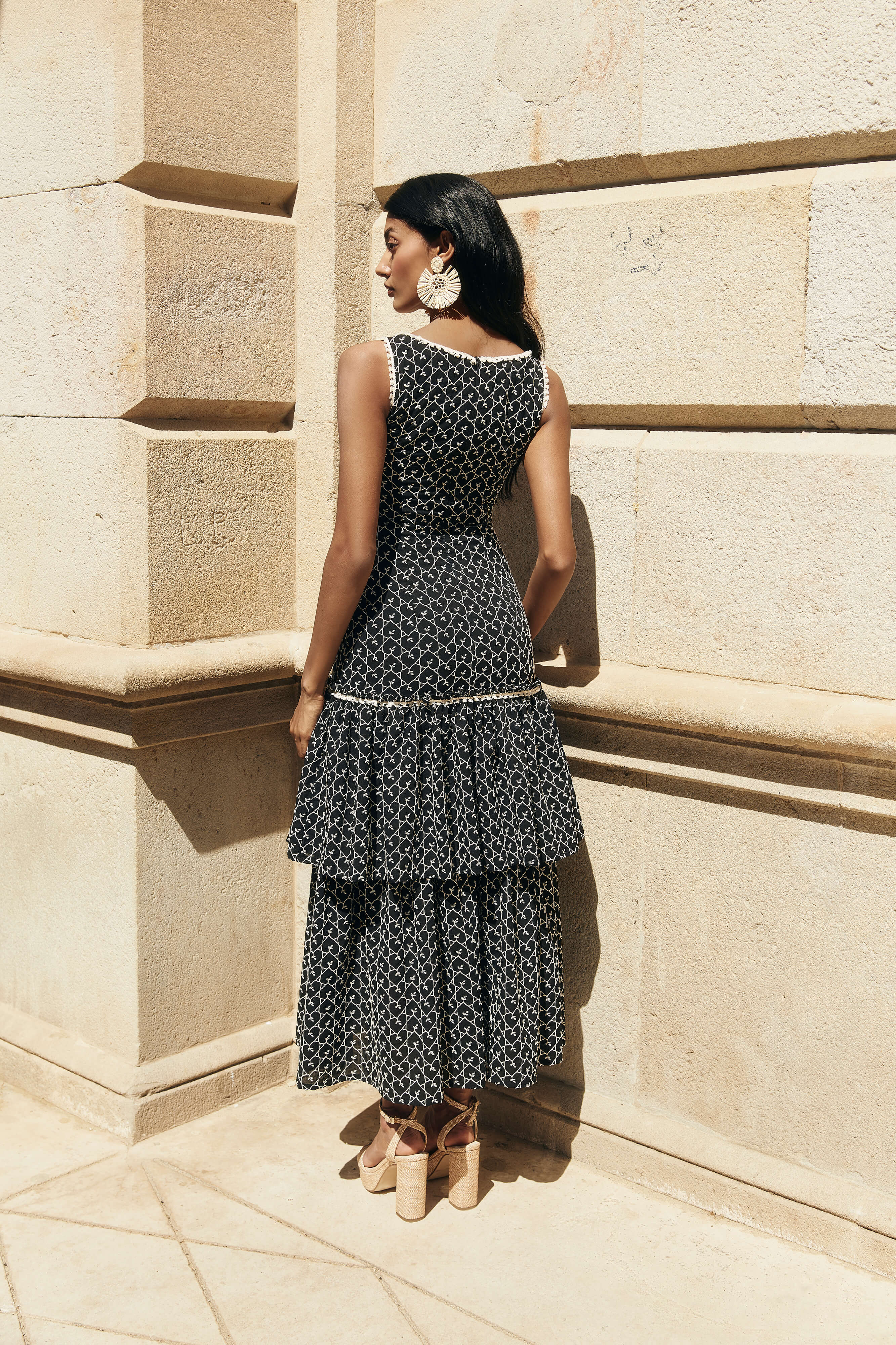 Vestido Midi Alma en estampado negro y blanco, de algodón. Escote cuadrado, volantes