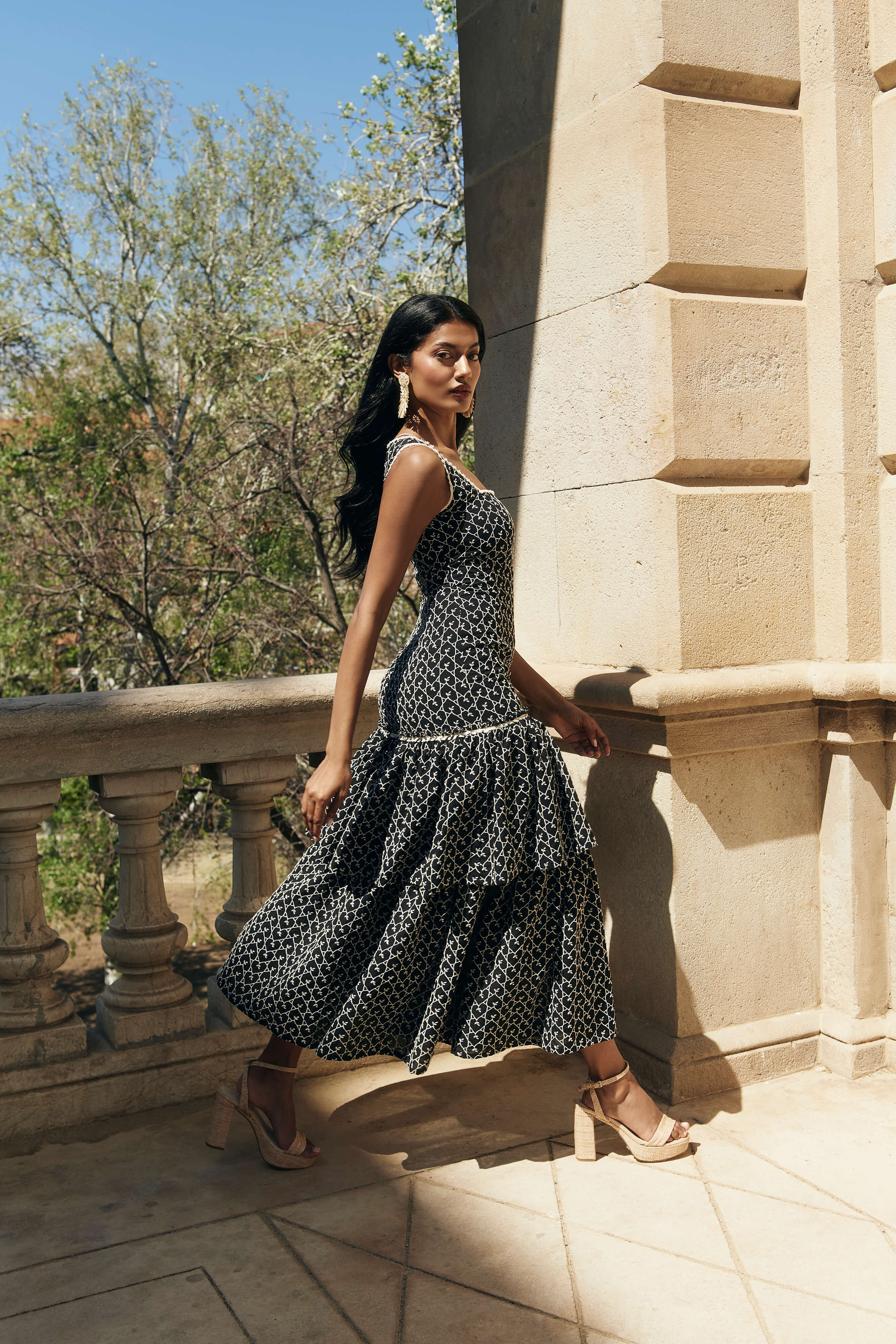 Vestido Midi Alma en estampado negro y blanco, de algodón. Escote cuadrado, volantes