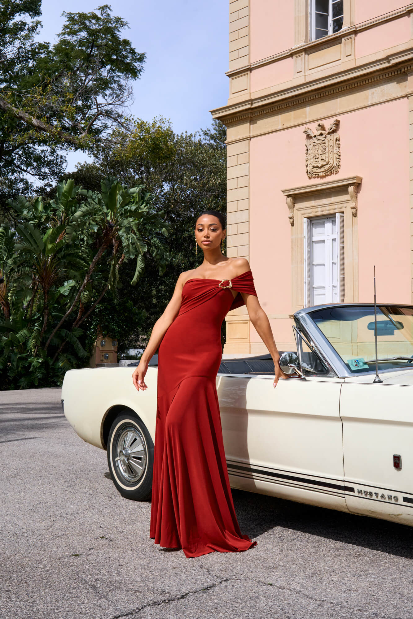 Vestido Milano Largo en punto de seda con escote asimétrico, hebilla dorada y falda fluida