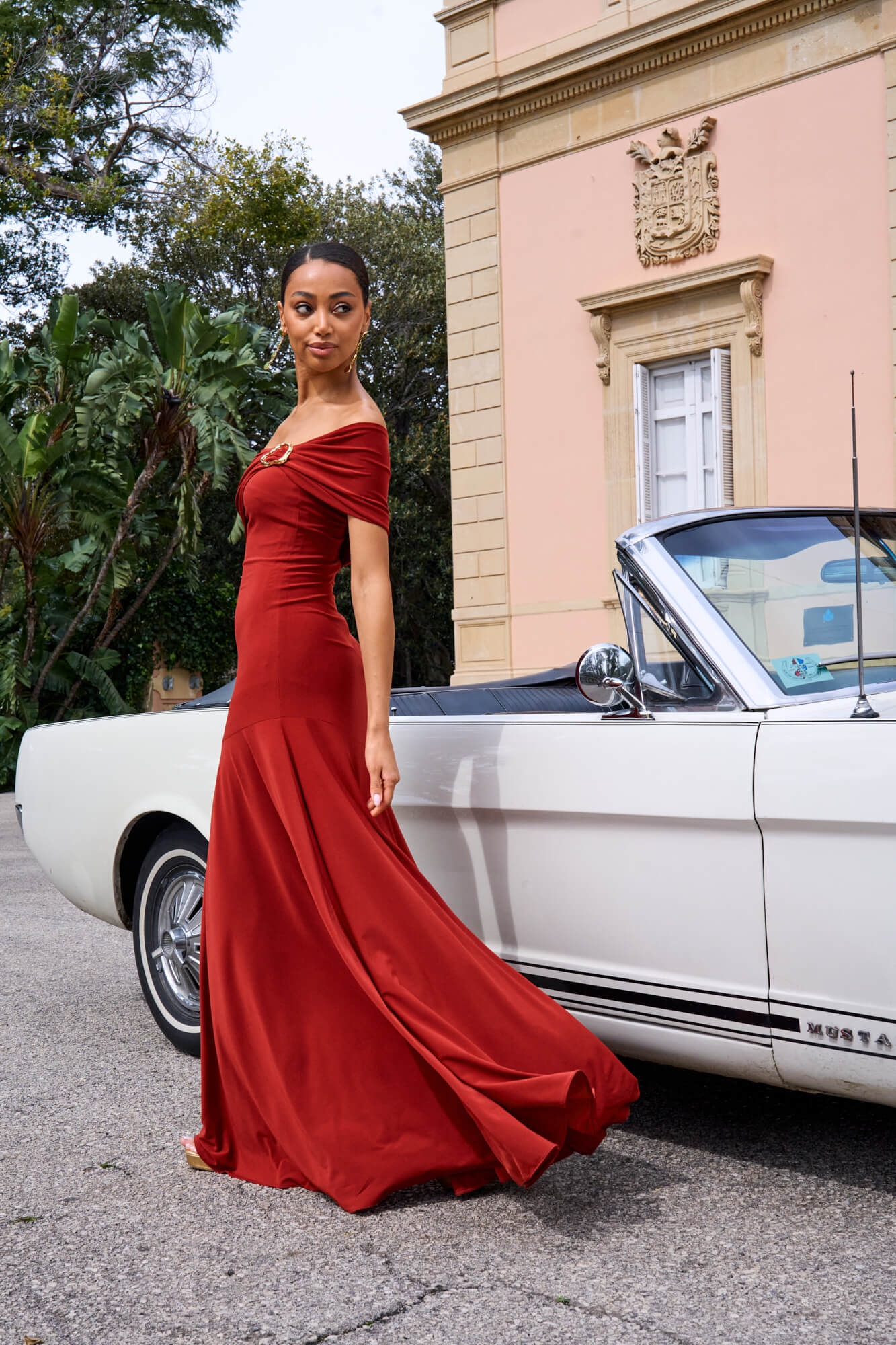 Vestido Milano Largo en punto de seda con escote asimétrico, hebilla dorada y falda fluida