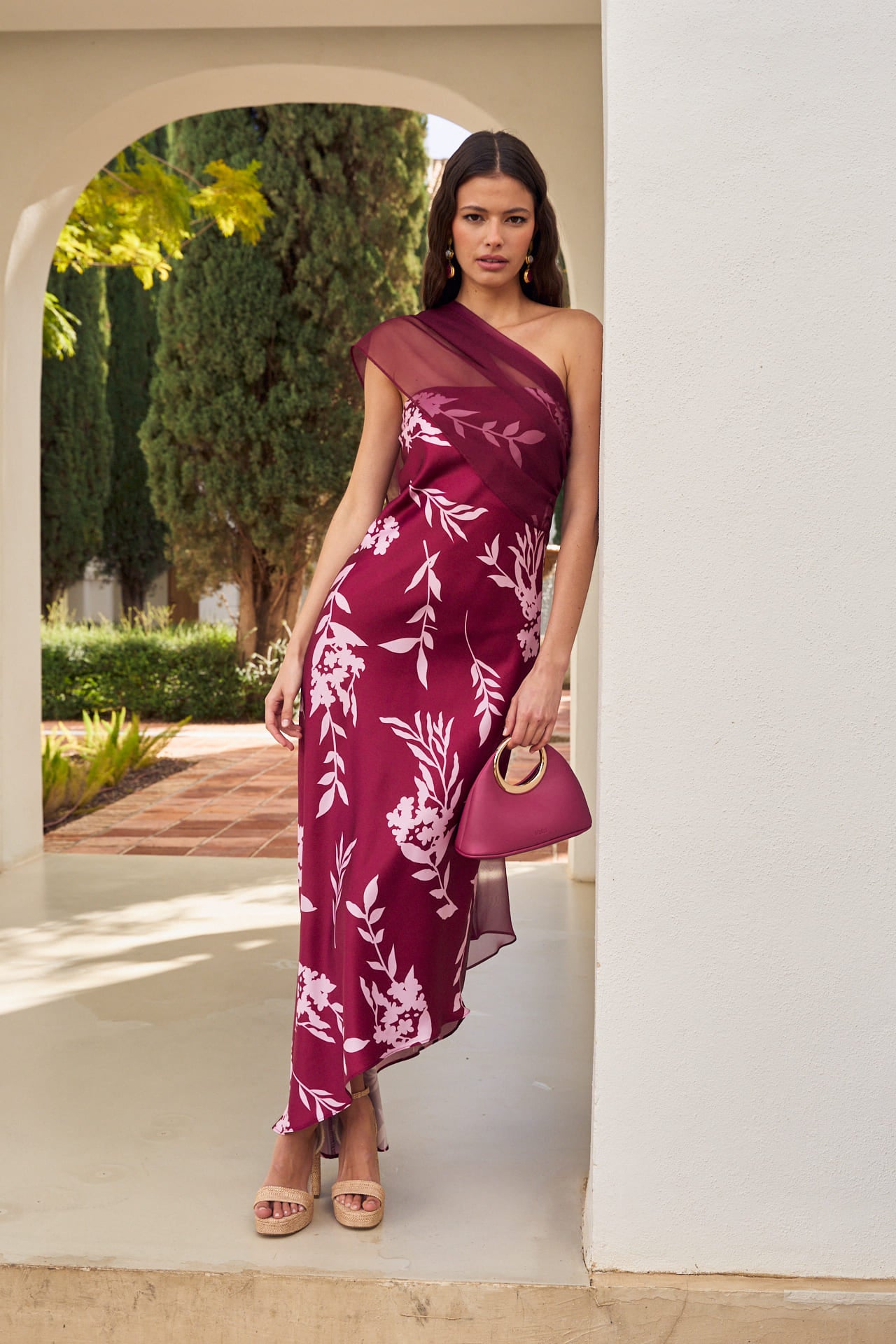 Vestido Musa Estampado Buganvilla con escote palabra de honor, chal multiposición y corte asimétrico.