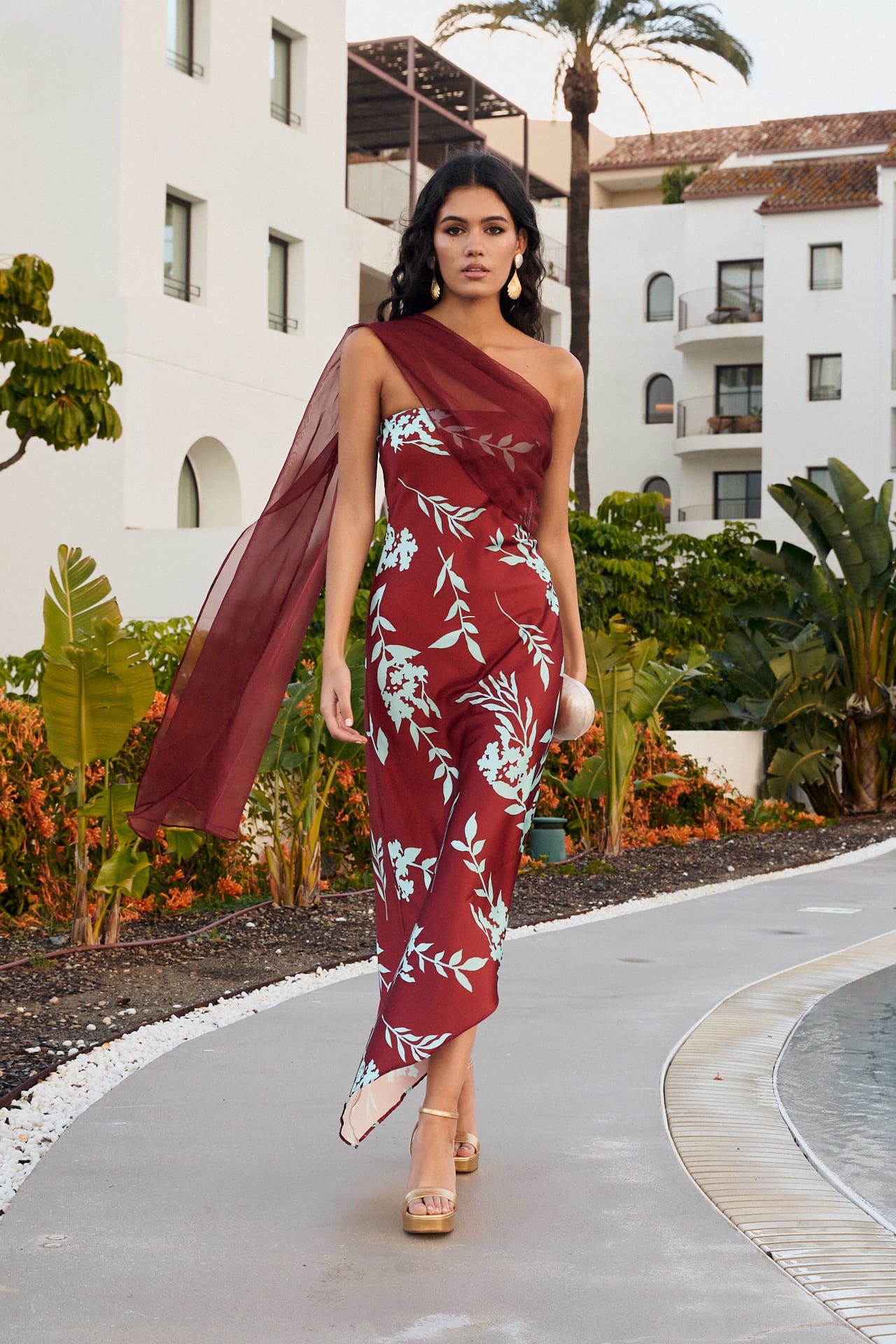 Vestido Musa Estampado Marrón con escote palabra de honor, chal multiposición y corte asimétrico