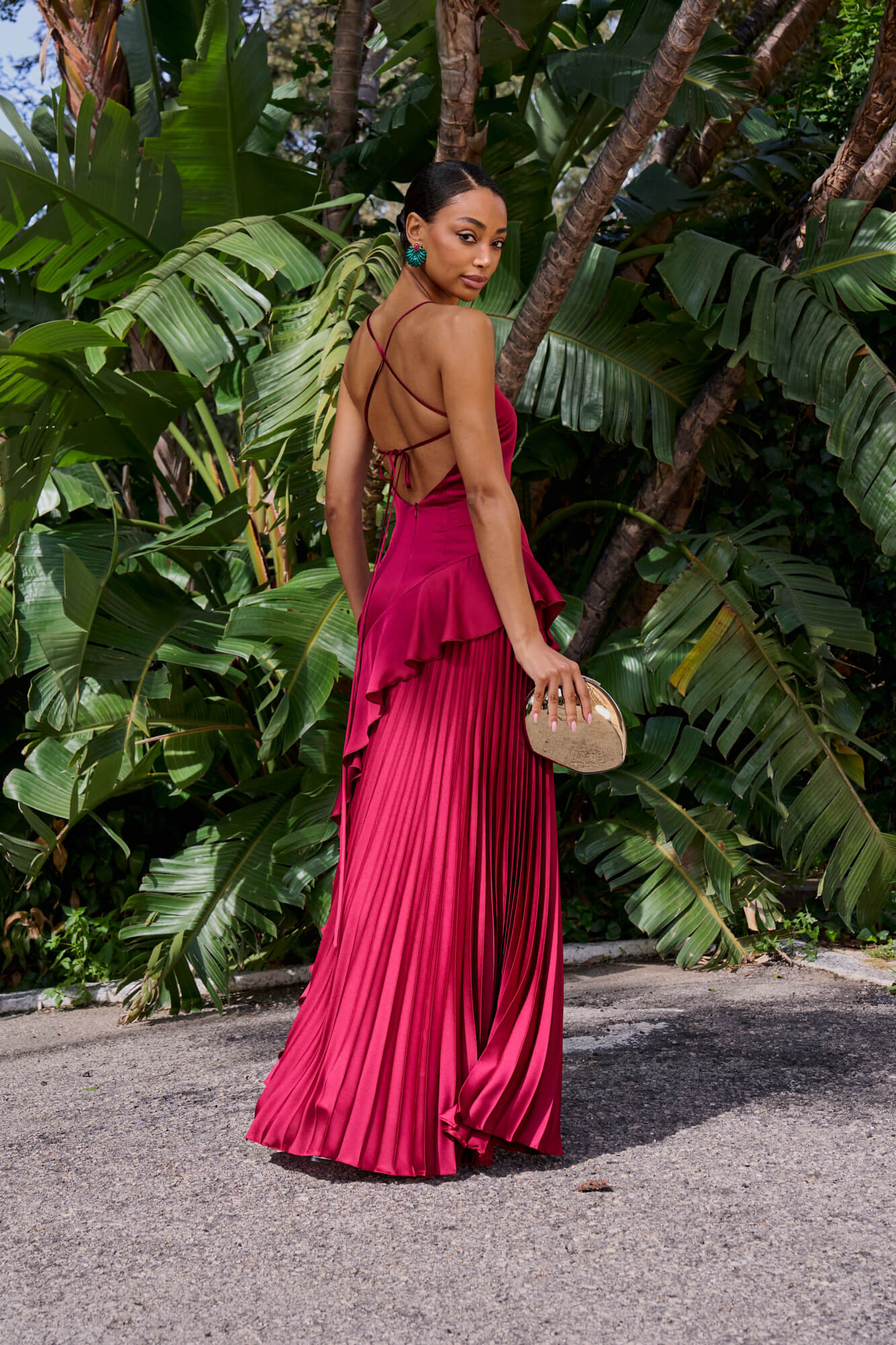 Vestido Paola Largo en granate, de raso, con tirantes cruzados y corte asimétrico plisado.
