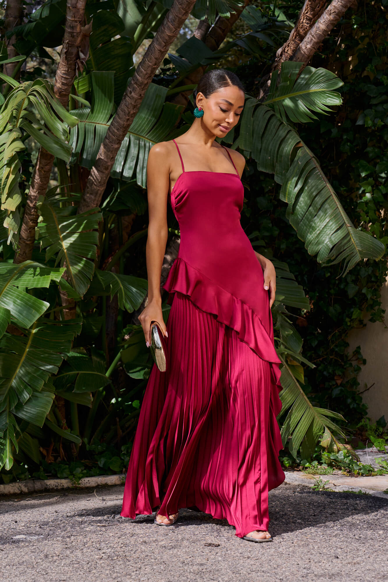 Vestido Paola Largo en granate, de raso, con tirantes cruzados y corte asimétrico plisado.