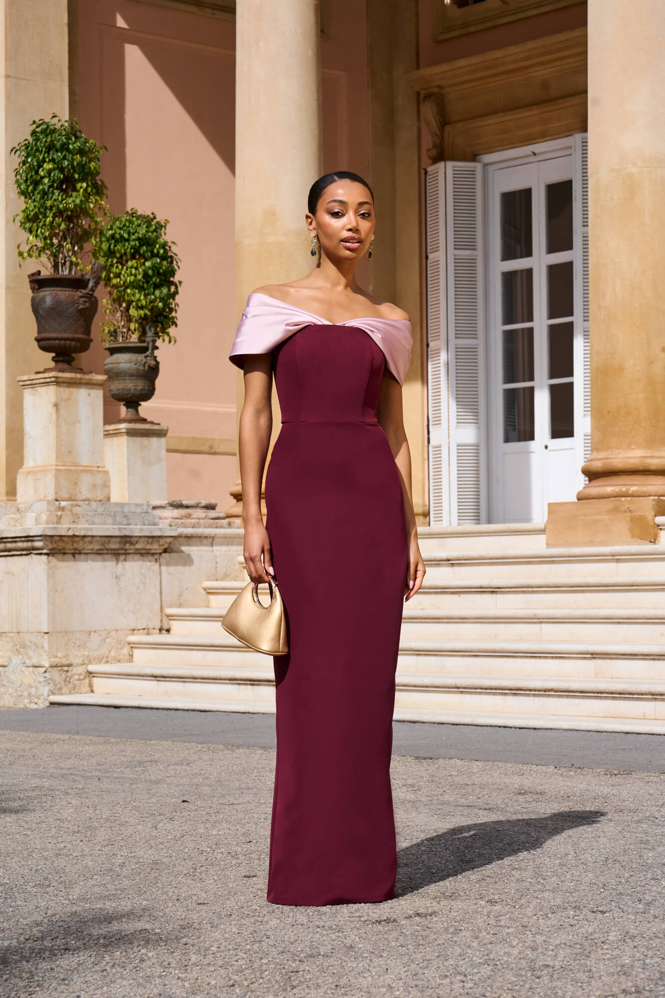 Vestido Rafaela Berenjena: elegancia y calidad en bielástico y raso. Escote palabra de honor, falda maxi y ballenas