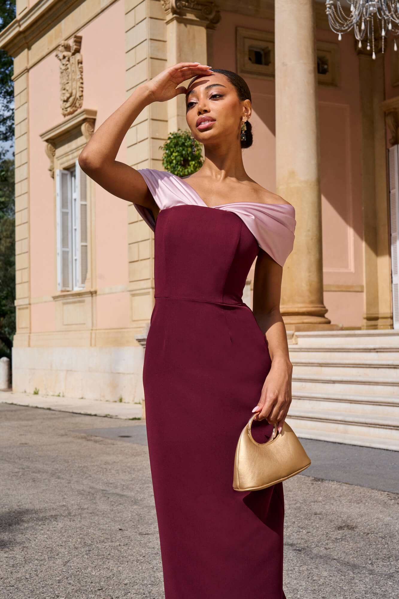 Vestido Rafaela Berenjena: elegancia y calidad en bielástico y raso. Escote palabra de honor, falda maxi y ballenas