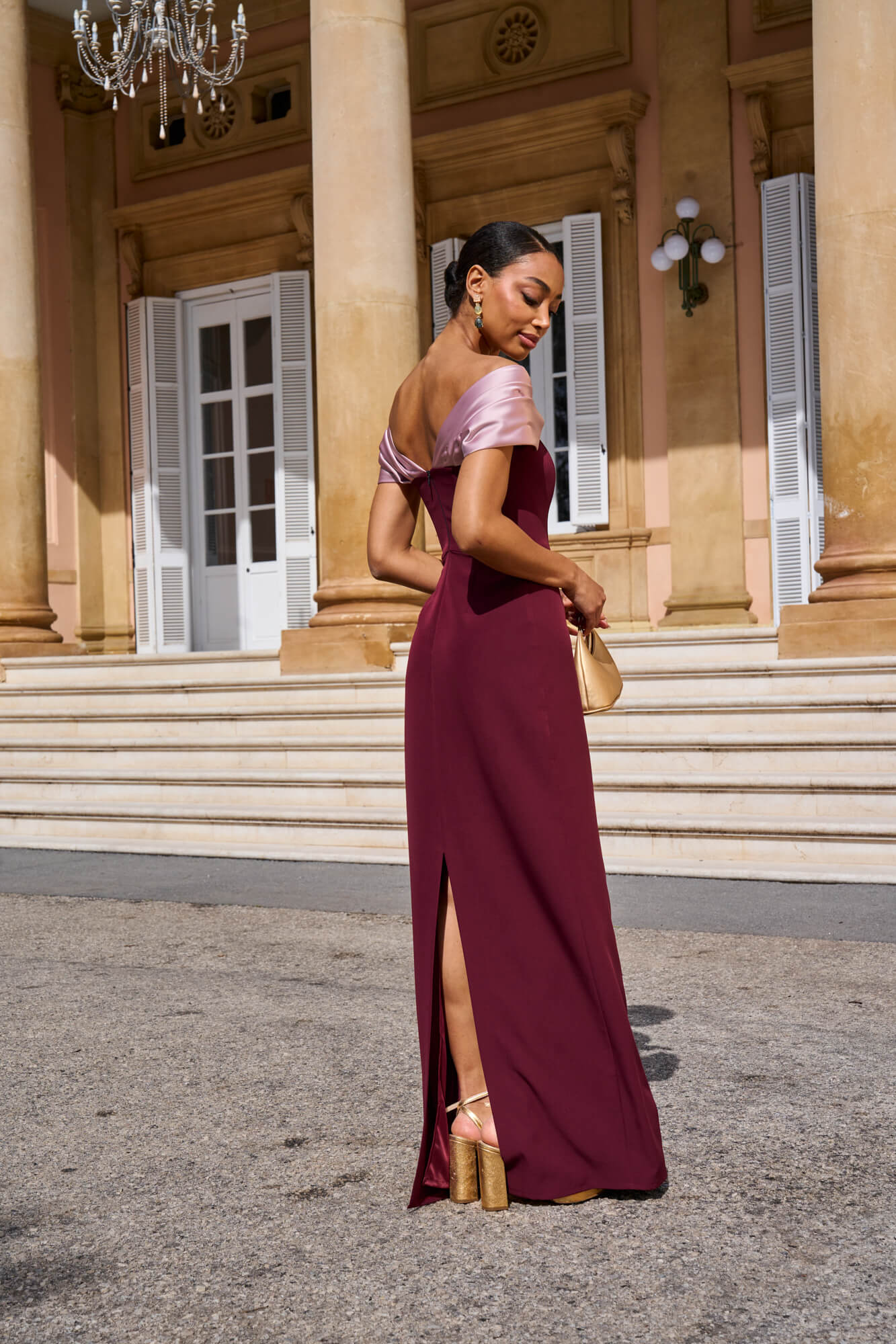 Vestido Rafaela Berenjena: elegancia y calidad en bielástico y raso. Escote palabra de honor, falda maxi y ballenas