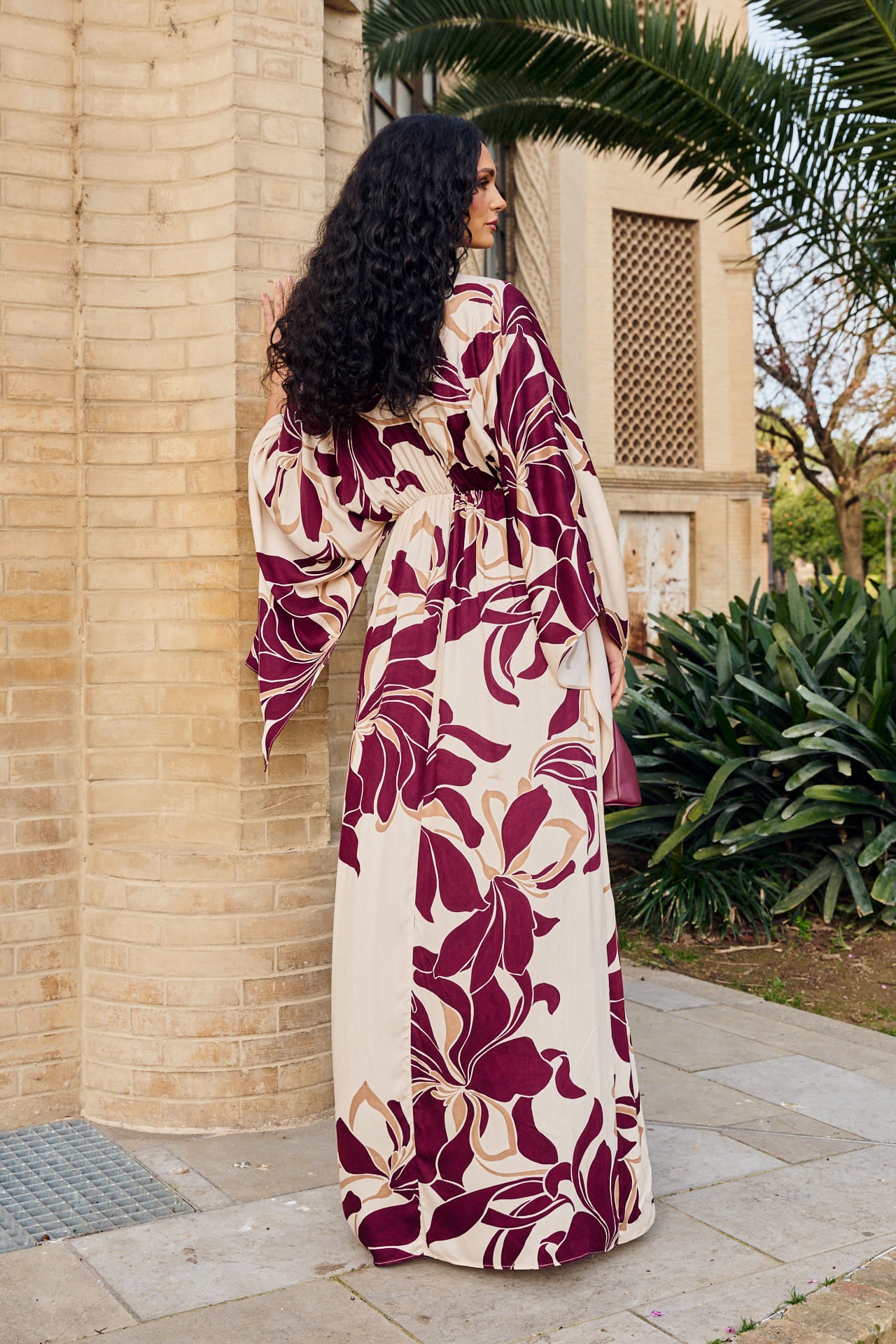 Vestido Rocio Largo estampado floral, con escote cruzado, manga asimétrica y falda cruzada.